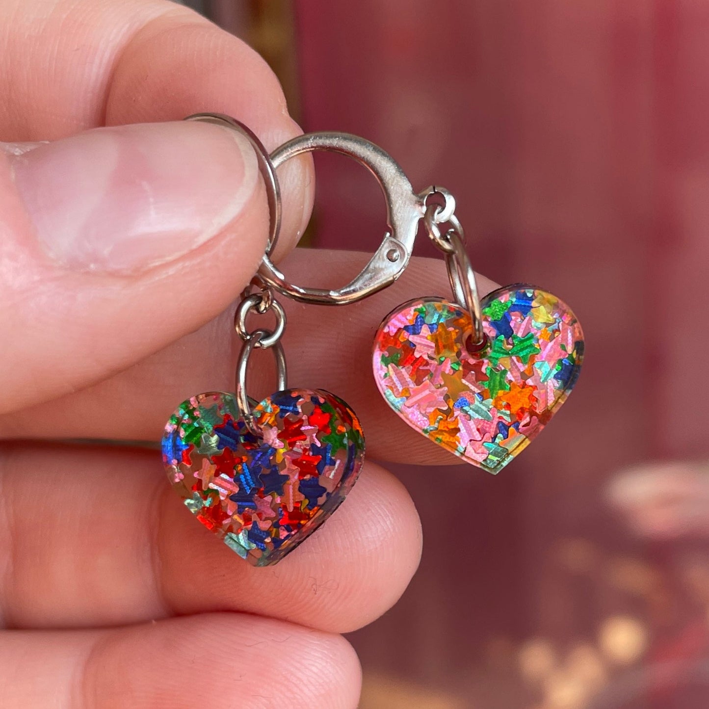 Mini boucles d'oreilles coeurs pendantes en acrylique transparente avec des étoiles multicolores