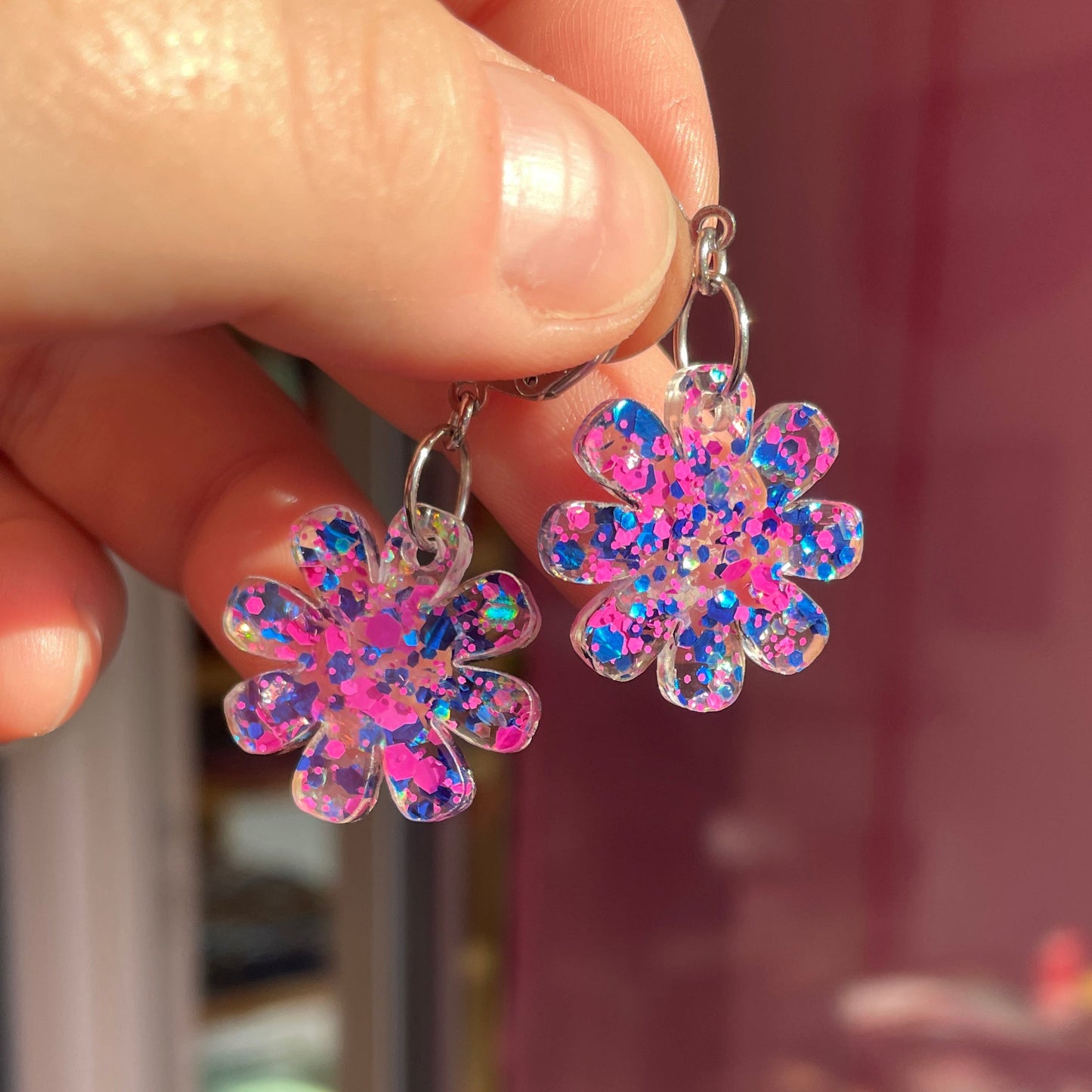 Petites boucles d'oreilles fleurs pendantes en acrylique semi transparente avec des pois bleus et roses