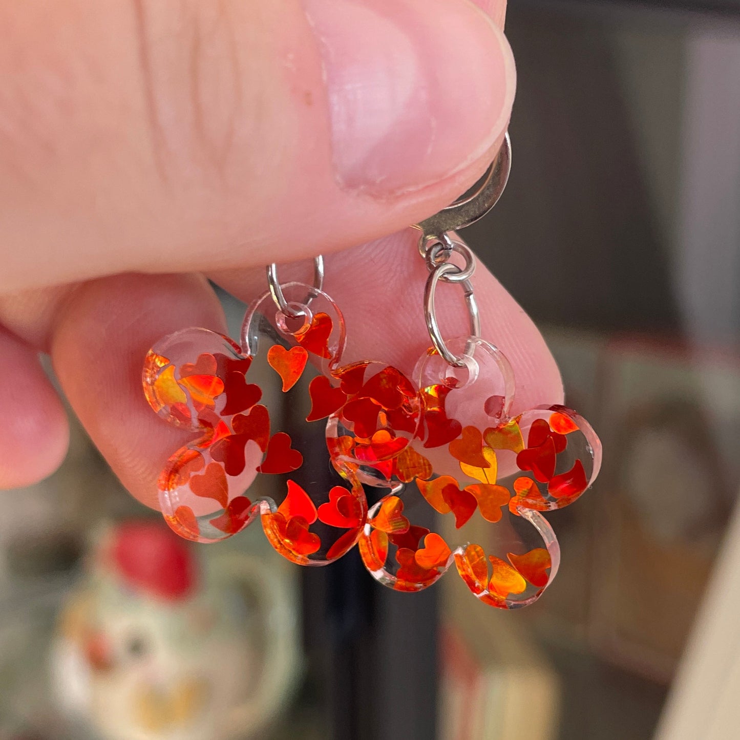 Petites boucles d'oreilles fleurs pendantes en acrylique transparente avec des coeurs oranges
