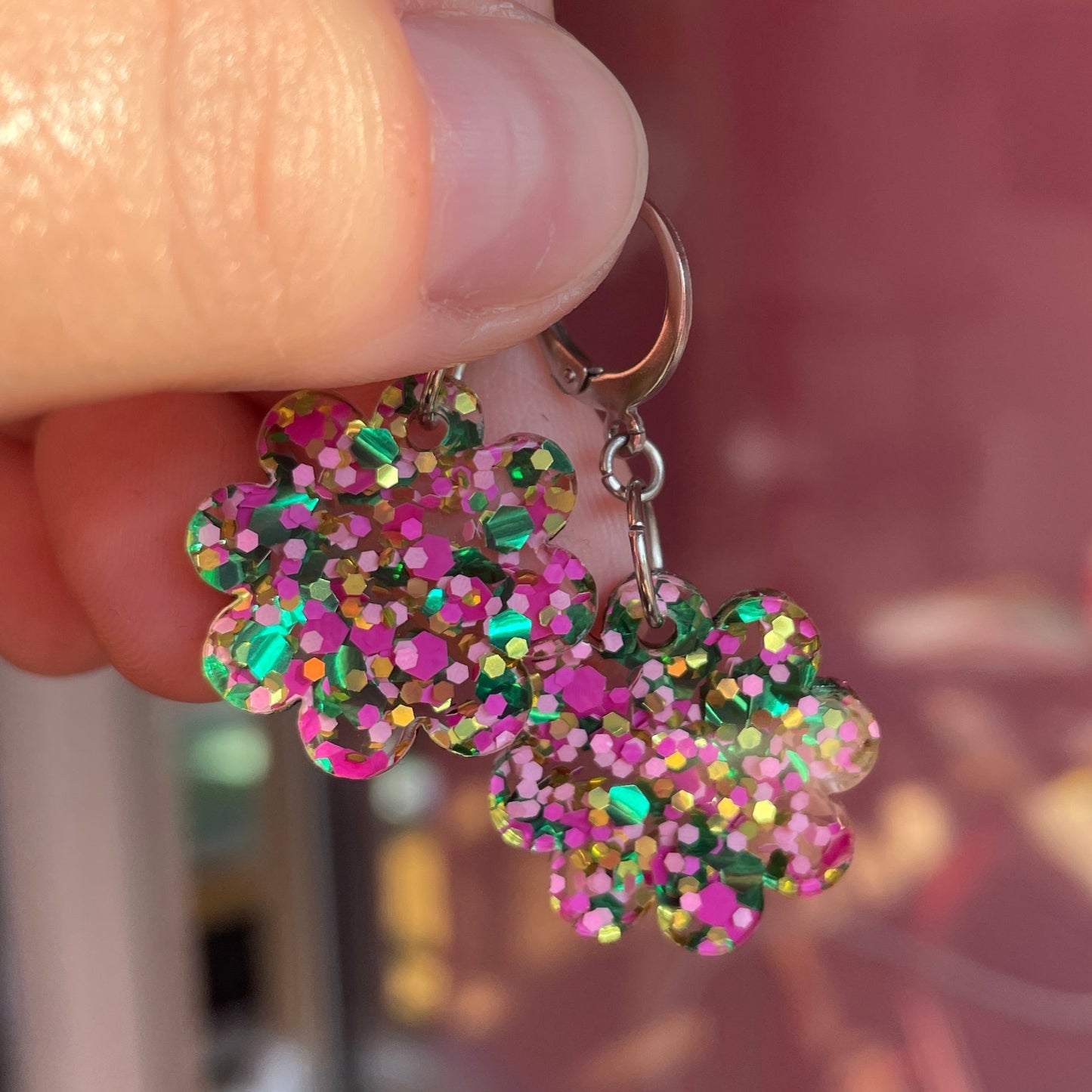 Petites boucles d'oreilles fleurs pendantes en acrylique semi transparente avec des pois verts, roses et dorés