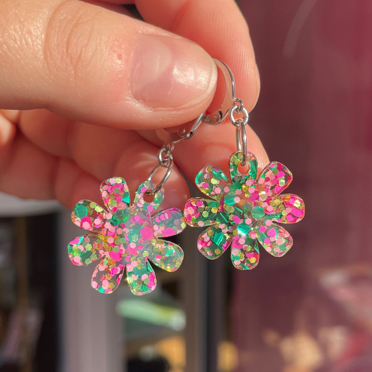 Petites boucles d'oreilles fleurs pendantes en acrylique semi transparente avec des pois verts, roses et dorés