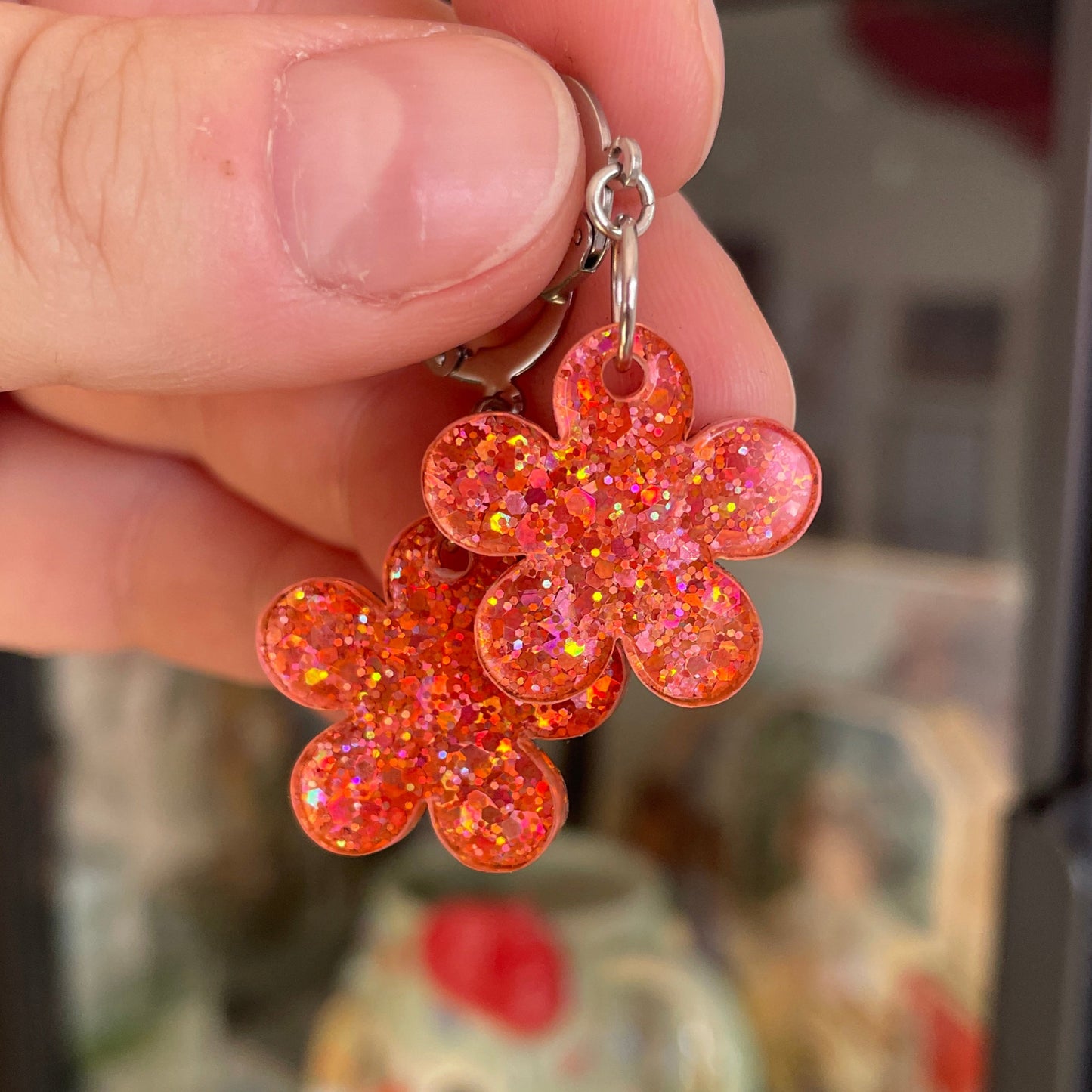 Petites boucles d'oreilles fleurs pendantes en acrylique à paillettes corail