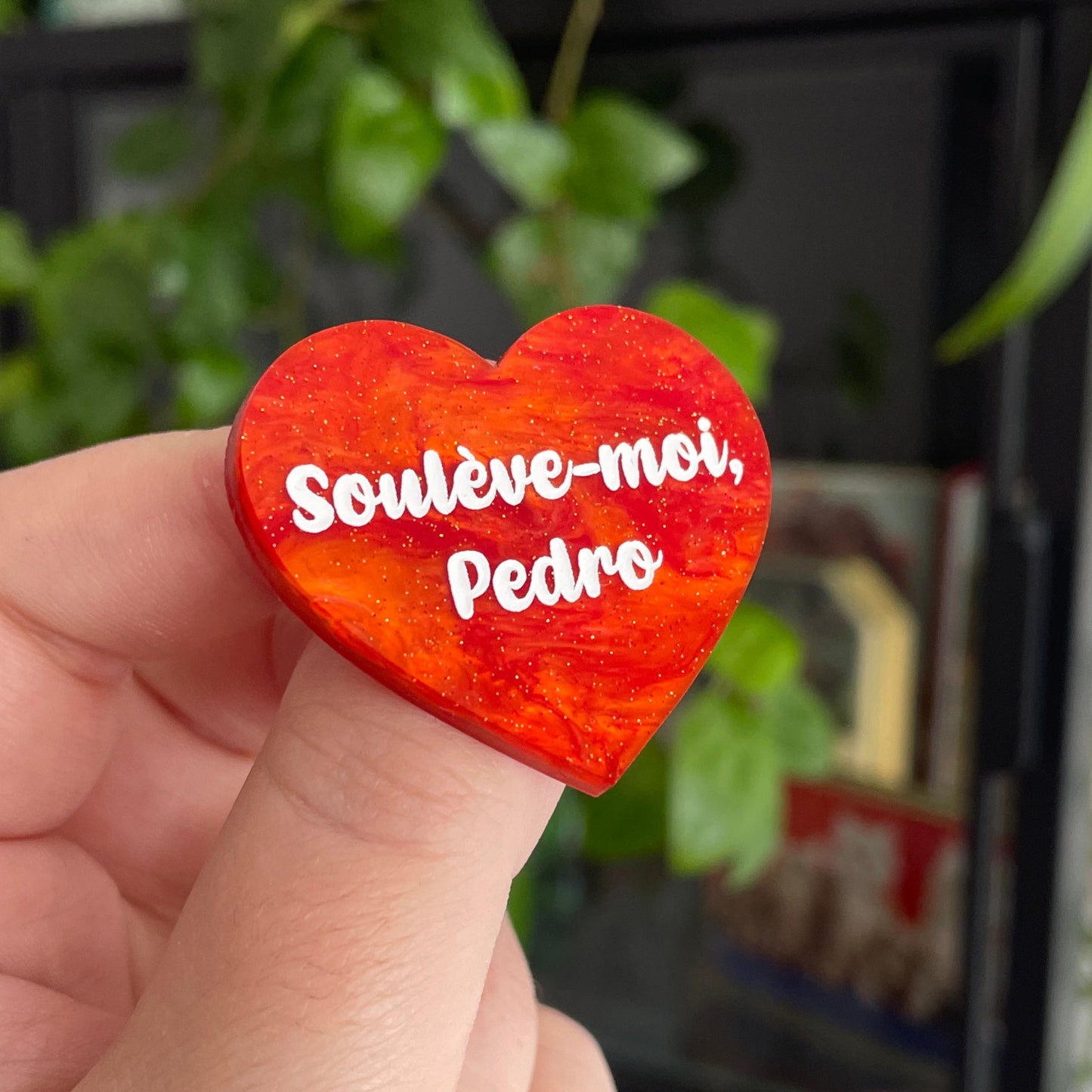 Broche "Soulève-moi Pedro" en acrylique marbrée orange à paillettes