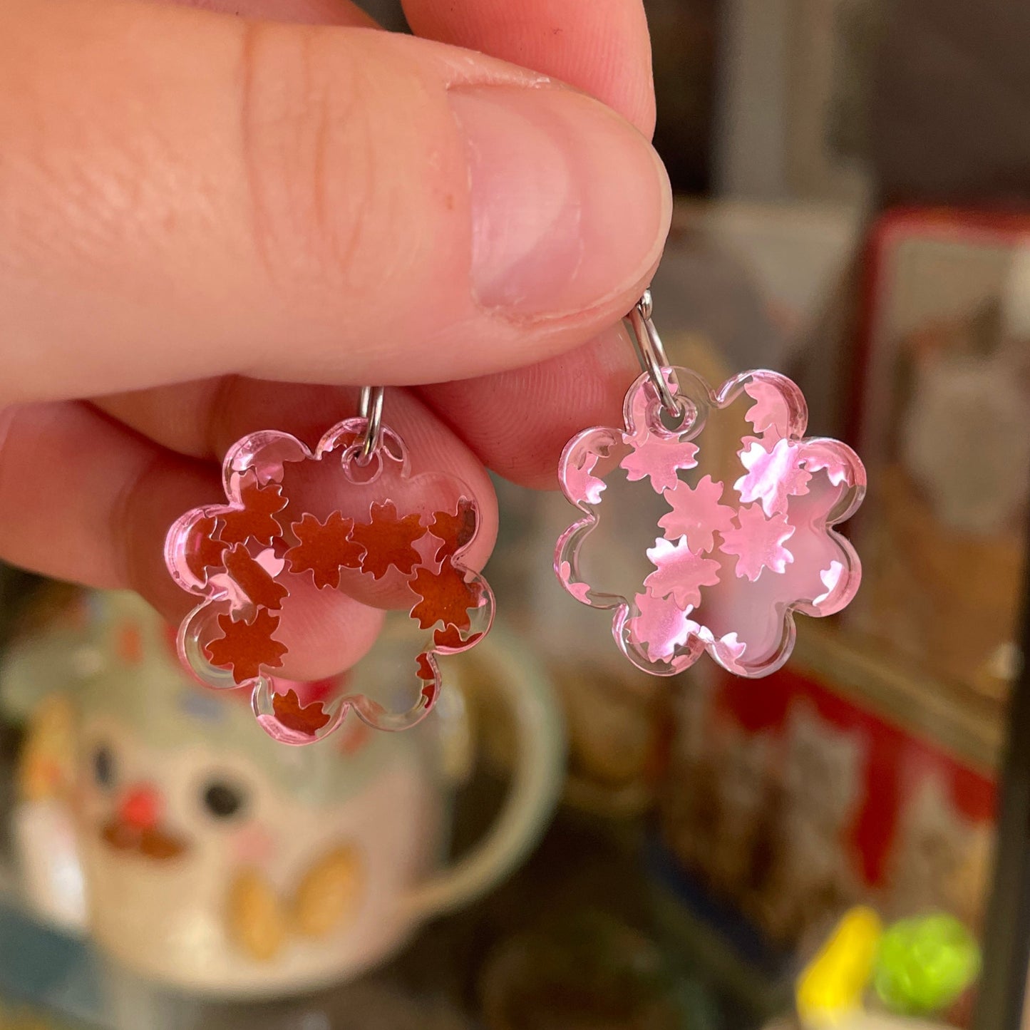 Petites boucles d'oreilles fleurs pendantes en acrylique transparente avec des confettis fleurs de cerisiers