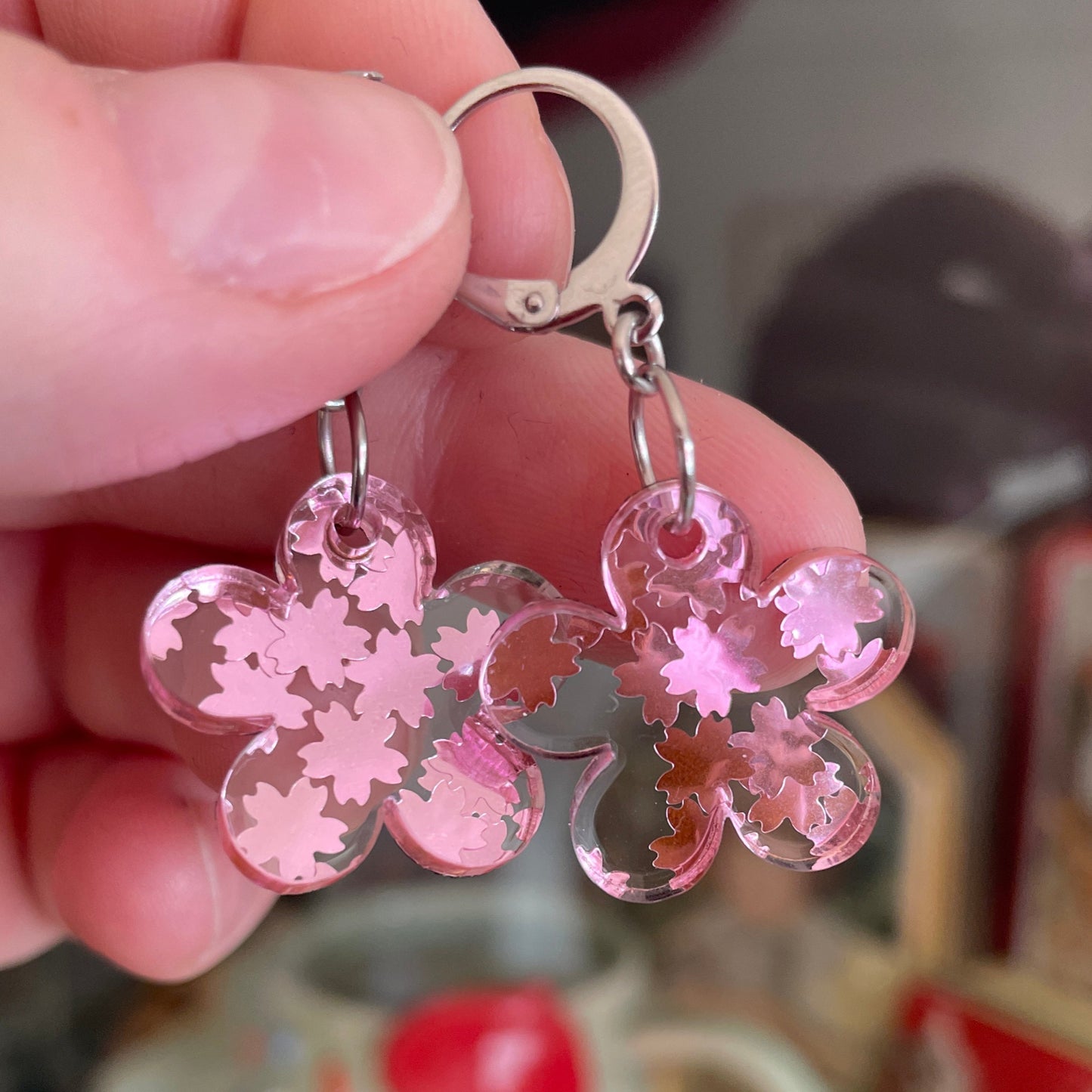 Petites boucles d'oreilles fleurs pendantes en acrylique transparente avec des confettis fleurs de cerisiers
