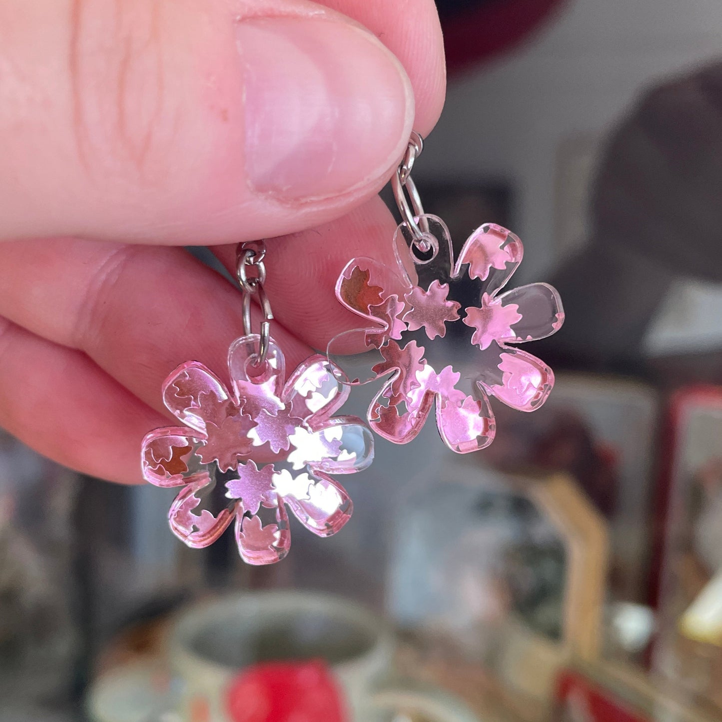 Petites boucles d'oreilles fleurs pendantes en acrylique transparente avec des confettis fleurs de cerisiers