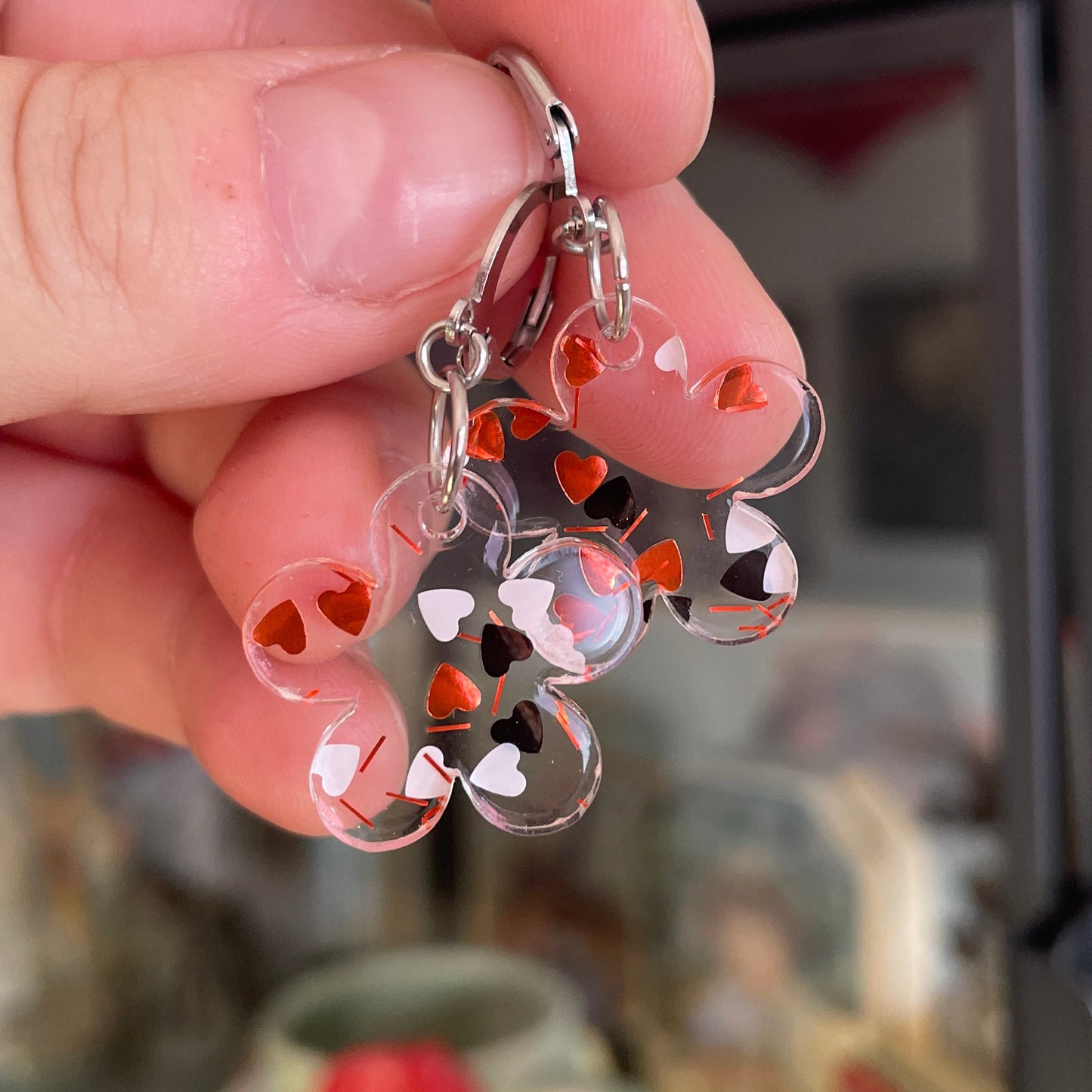 Petites boucles d'oreilles fleurs pendantes en acrylique transparente avec des confettis coeurs