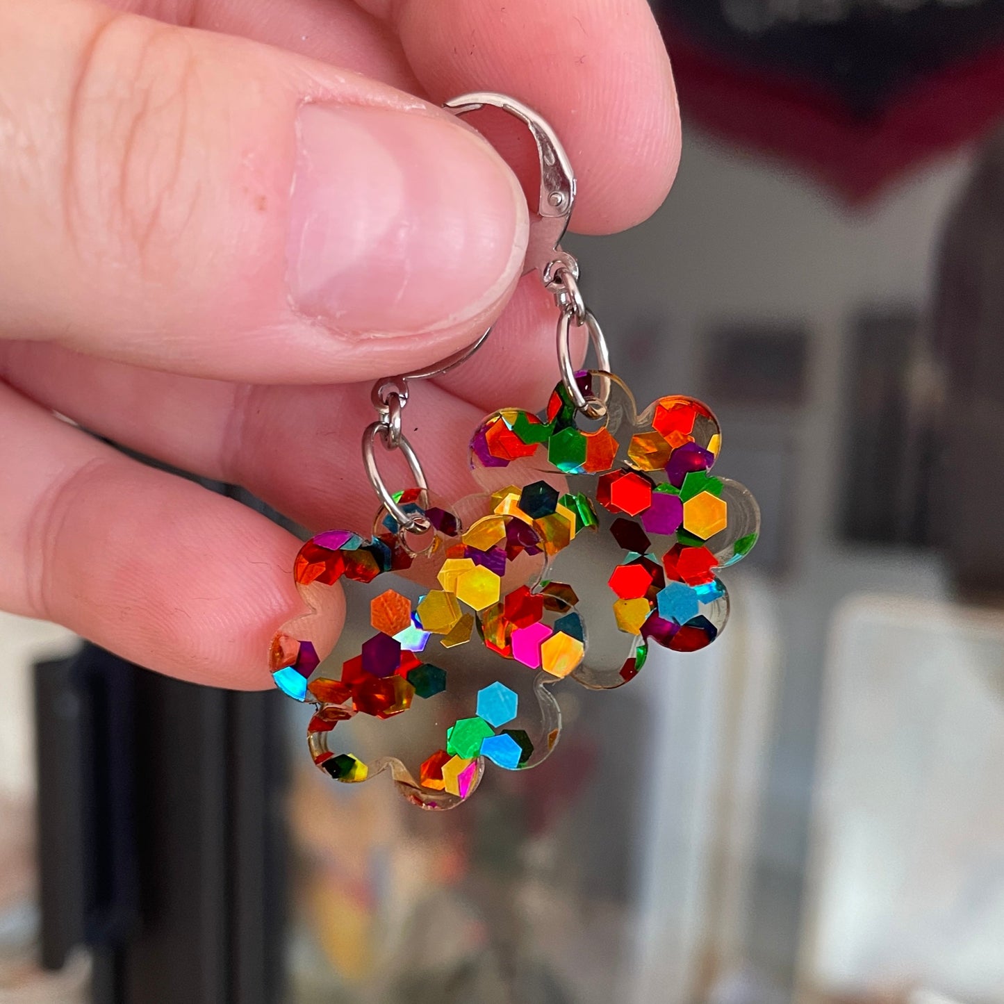 Petites boucles d'oreilles fleurs pendantes en acrylique transparente avec des confettis multicolores