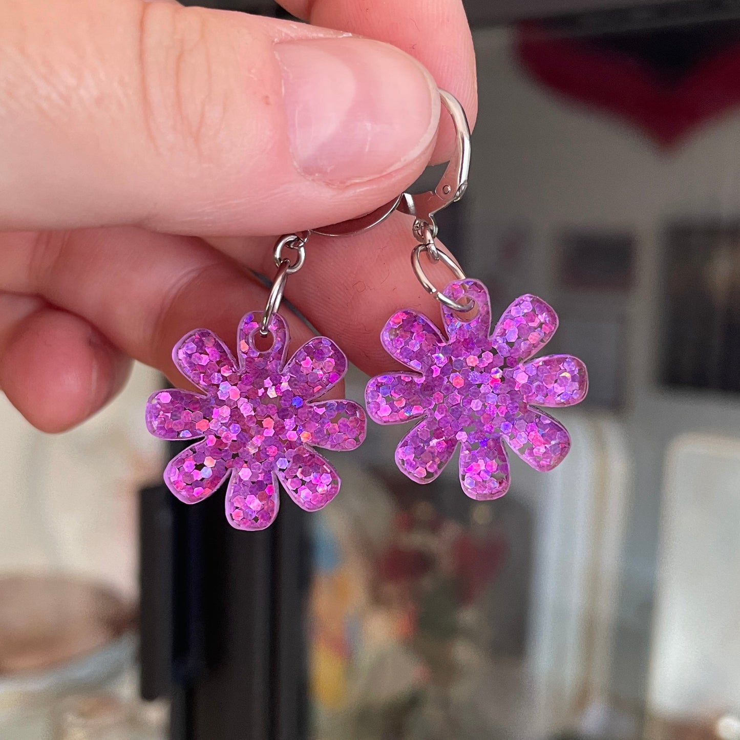 Petites boucles d'oreilles fleurs pendantes en acrylique semi transparente à paillettes violettes