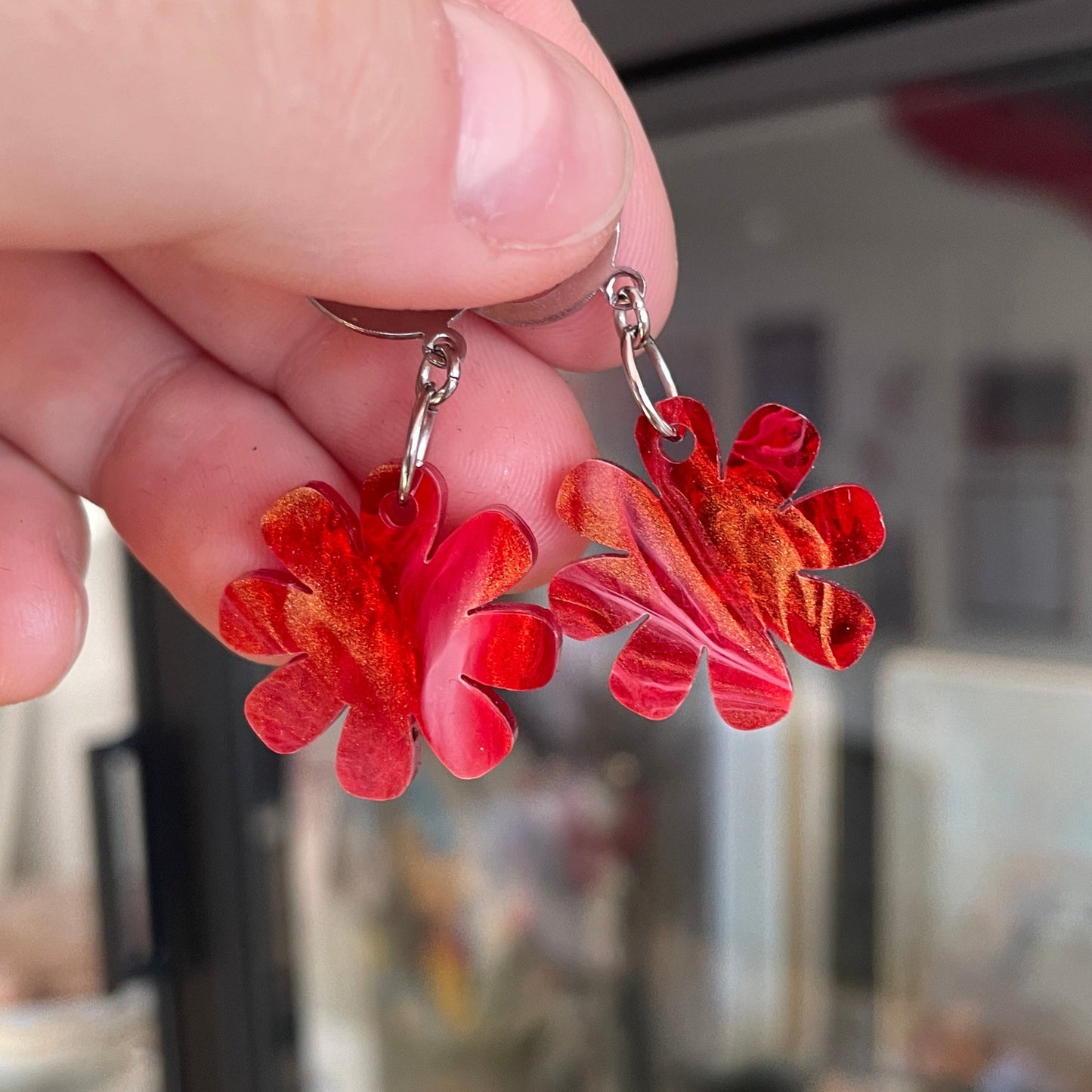 Petites boucles d'oreilles fleurs pendantes en acrylique marbrée rouge, blanche et dorée