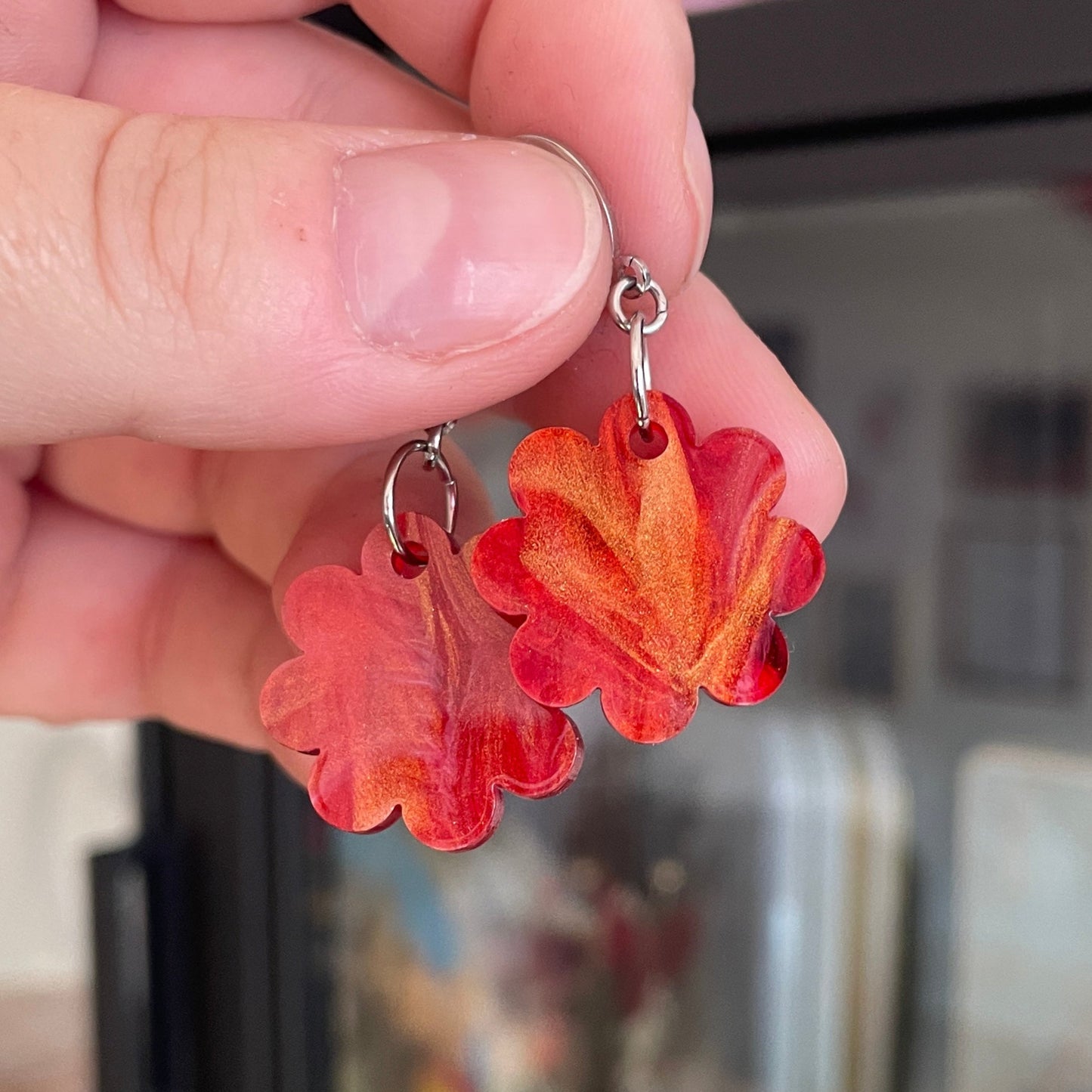 Petites boucles d'oreilles fleurs pendantes en acrylique marbrée rouge, blanche et dorée