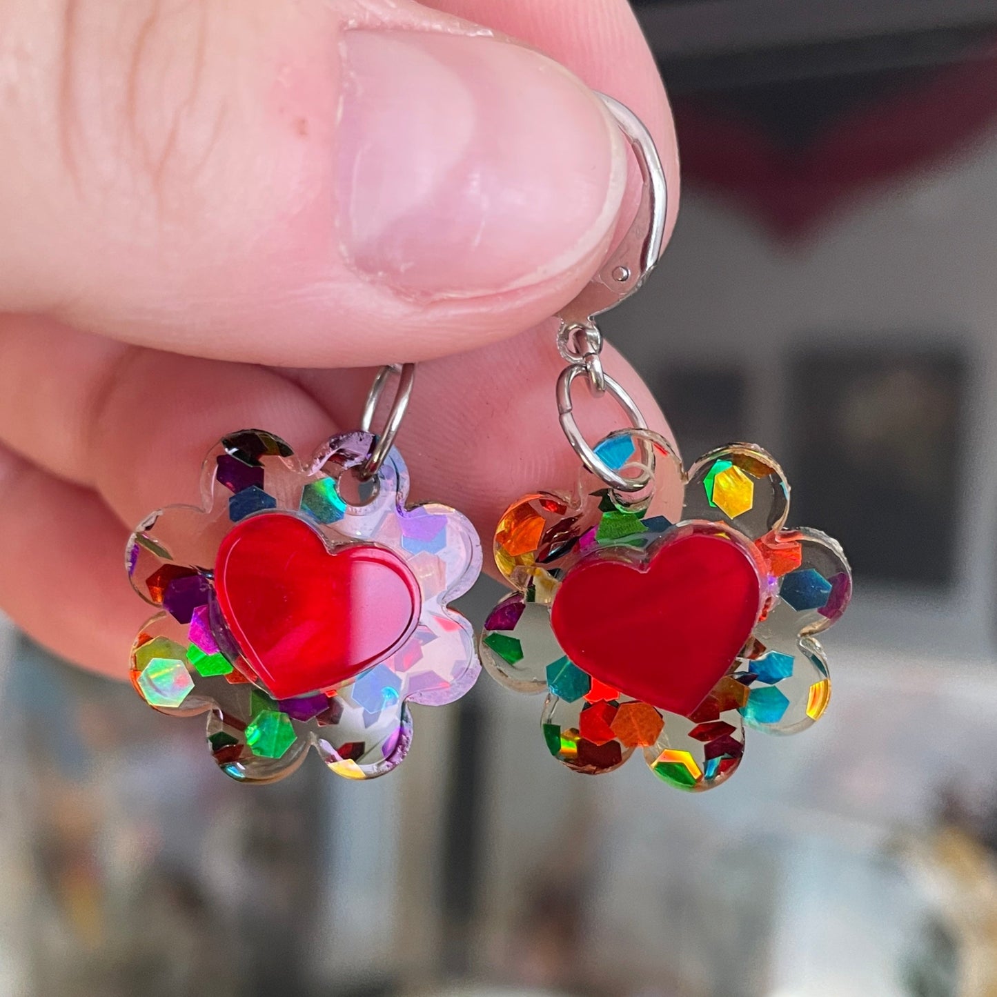 Petites boucles d'oreilles fleurs/coeurs pendantes en acrylique semi transparente avec des confettis multicolores