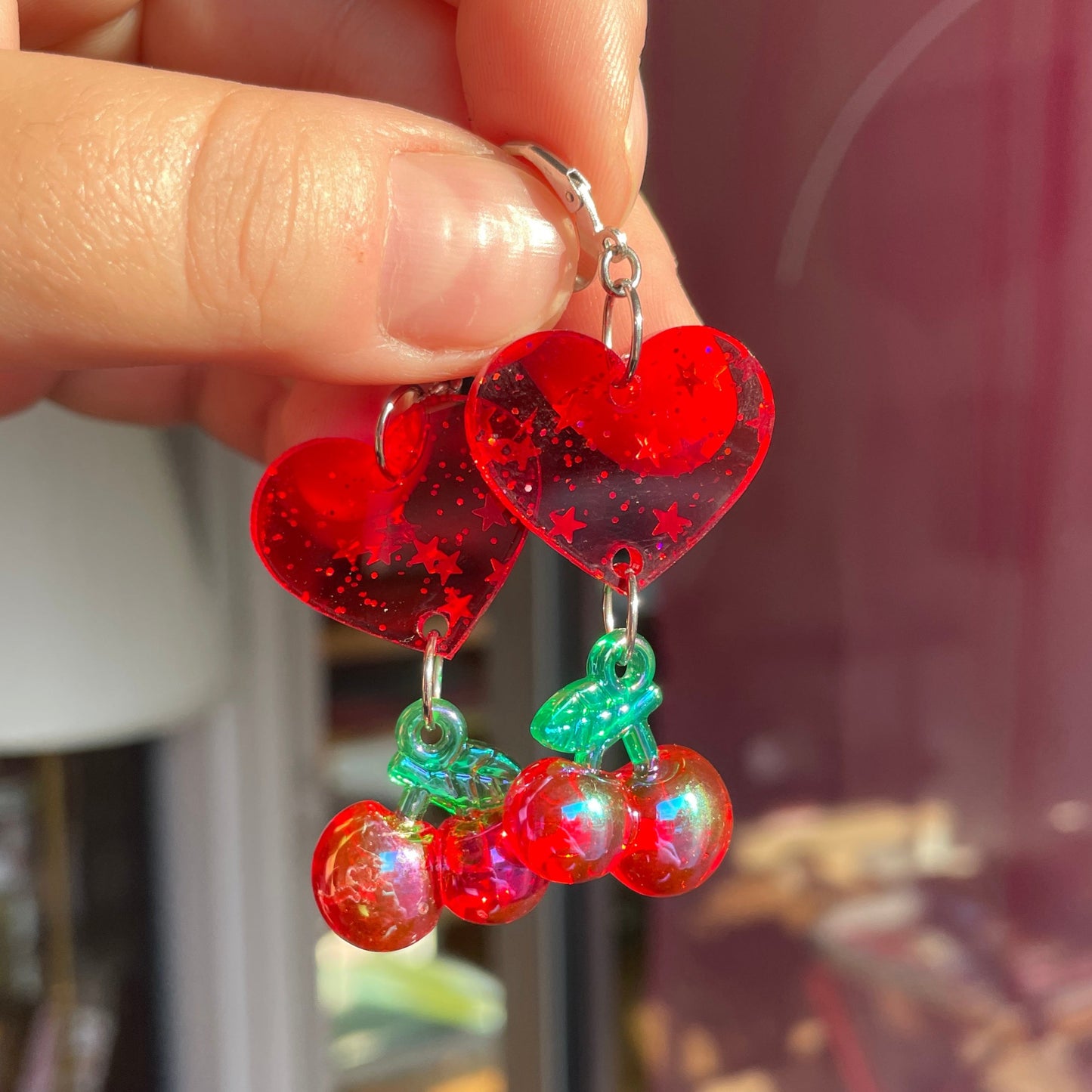 Boucles d'oreilles pendantes coeurs en acrylique rouge et petites cerises