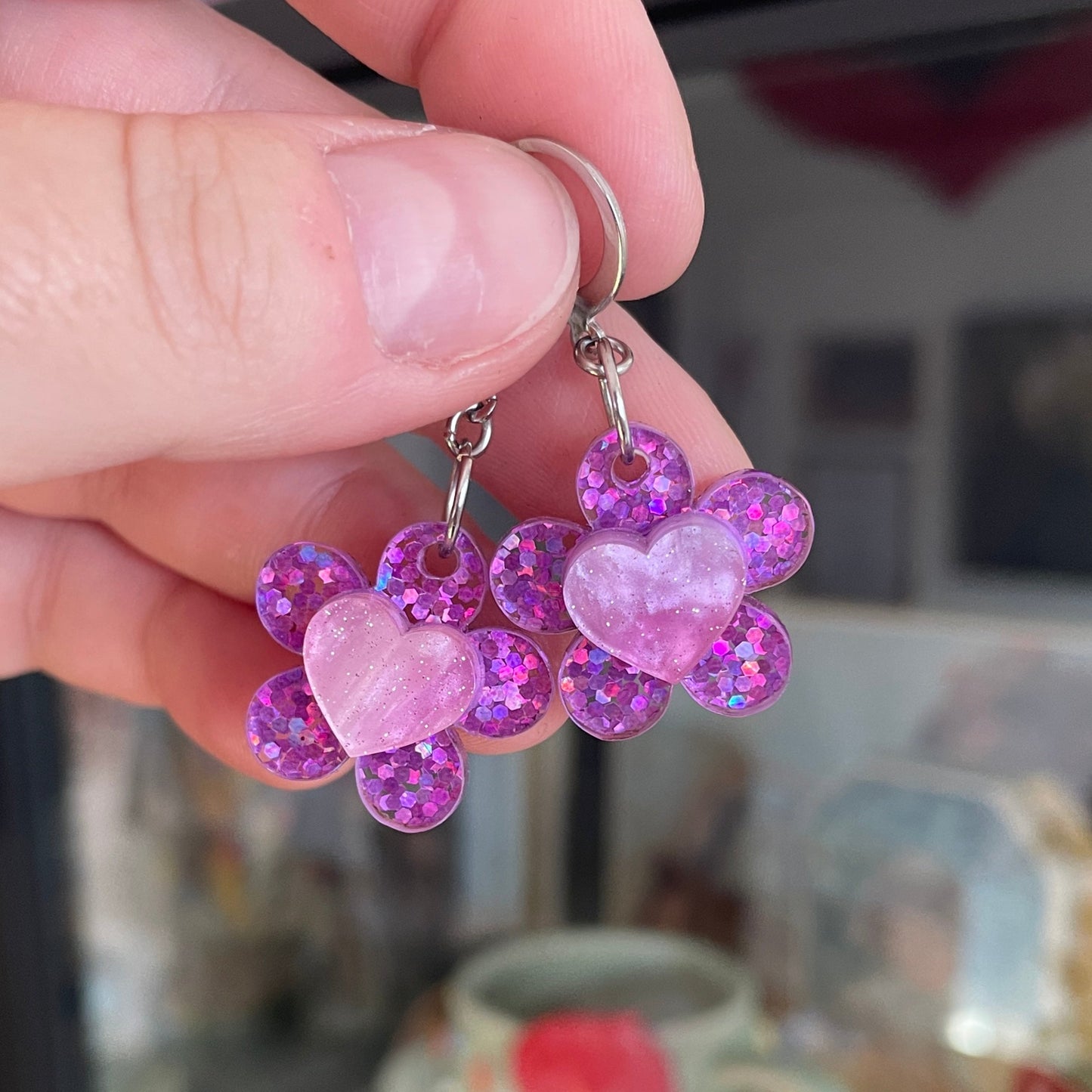 Petites boucles d'oreilles fleurs/coeurs pendantes en acrylique semi transparente à paillettes violettes