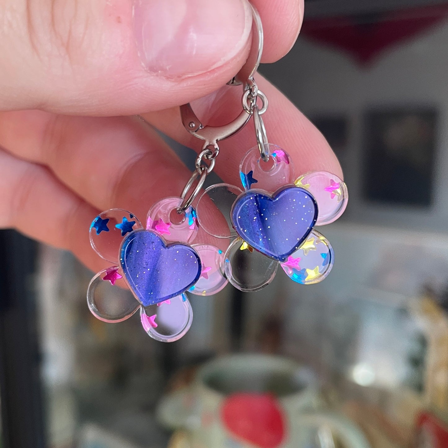 Petites boucles d'oreilles fleurs/coeurs pendantes en acrylique transparente avec des étoiles