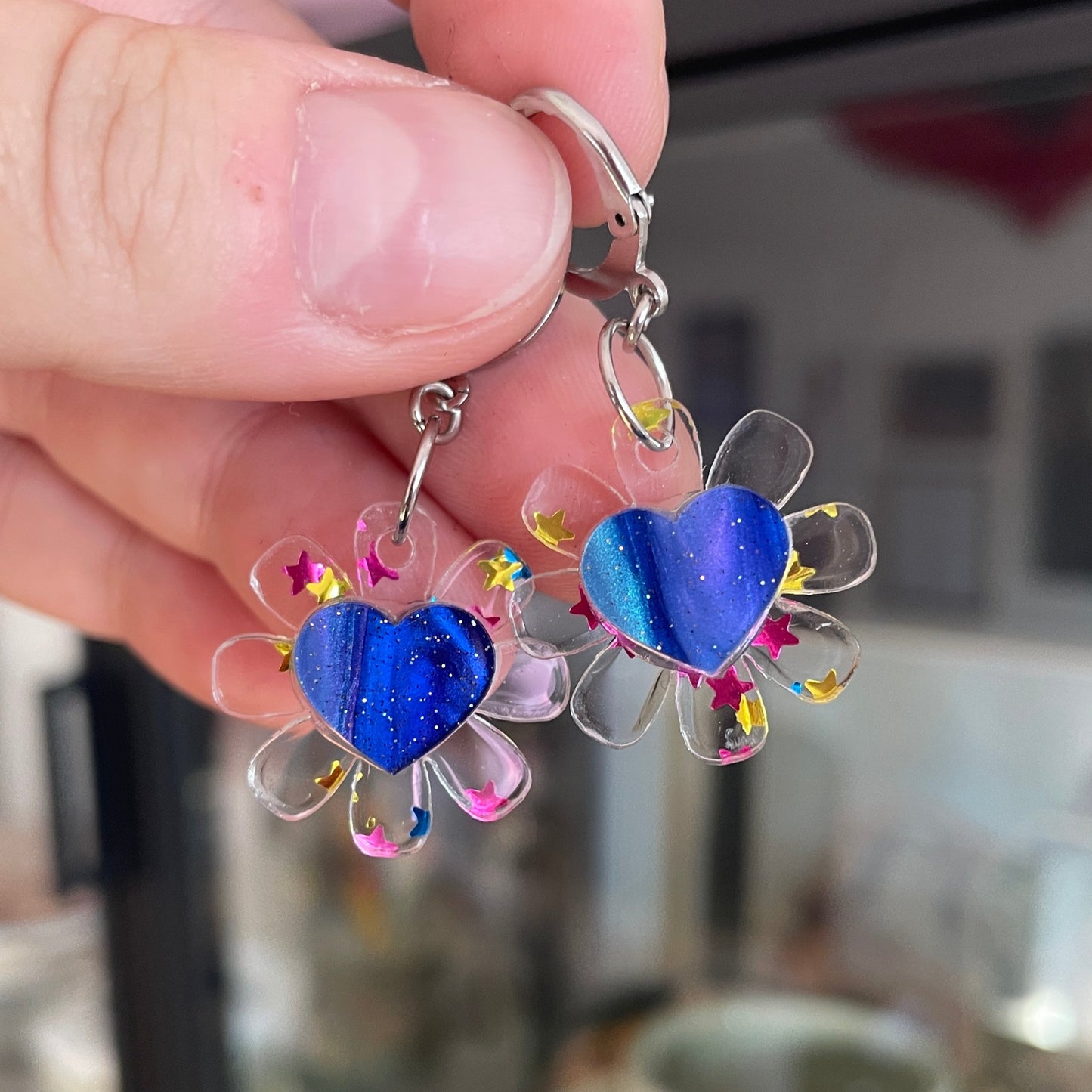 Petites boucles d'oreilles fleurs/coeurs pendantes en acrylique transparente avec des étoiles