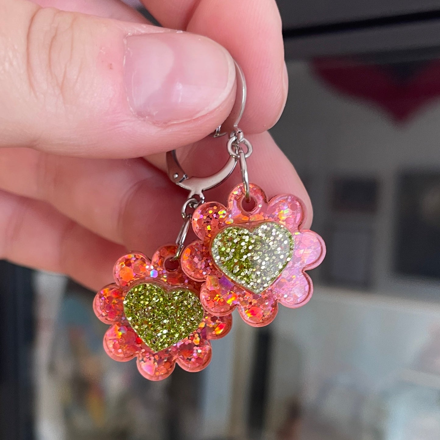 Petites boucles d'oreilles fleurs/coeurs pendantes en acrylique à paillettes corail