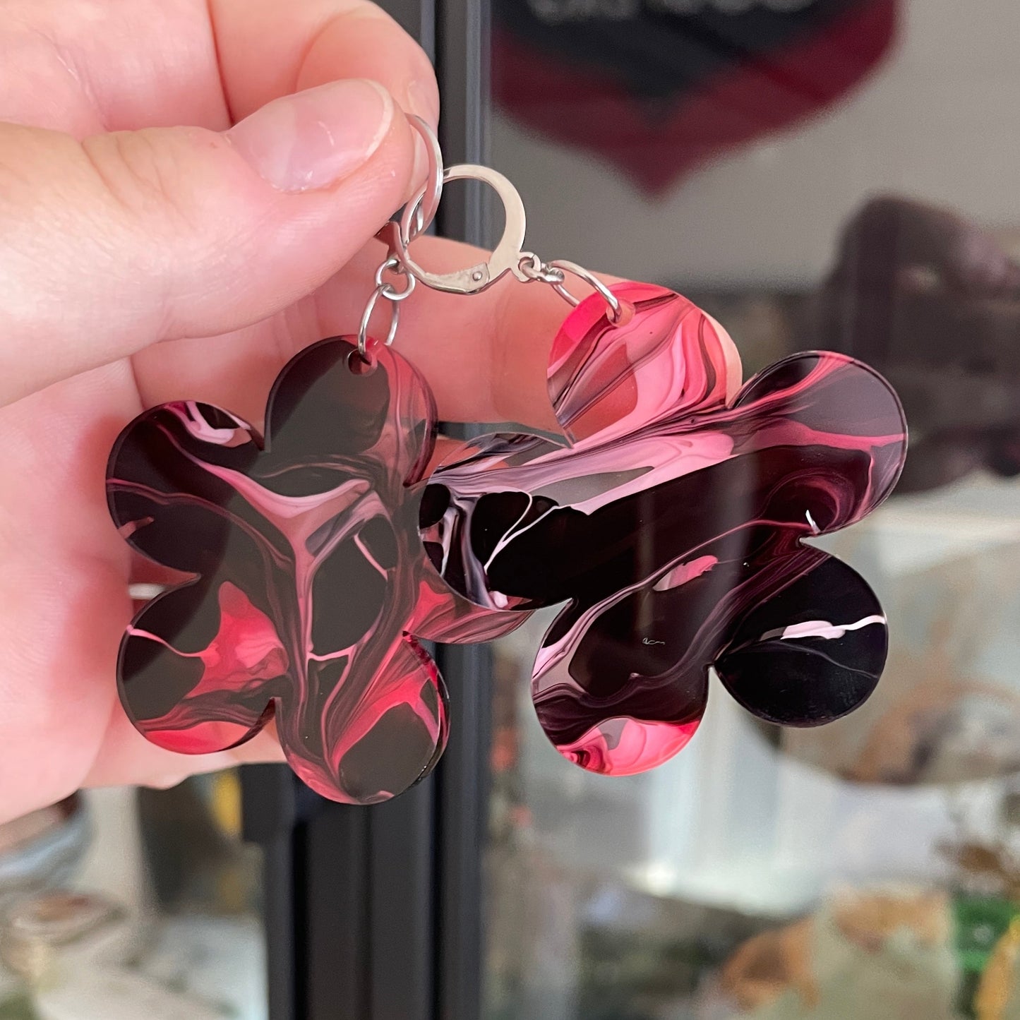 Grandes boucles d'oreilles fleurs pendantes en acrylique marbrée rose, noire, blanche et transparente