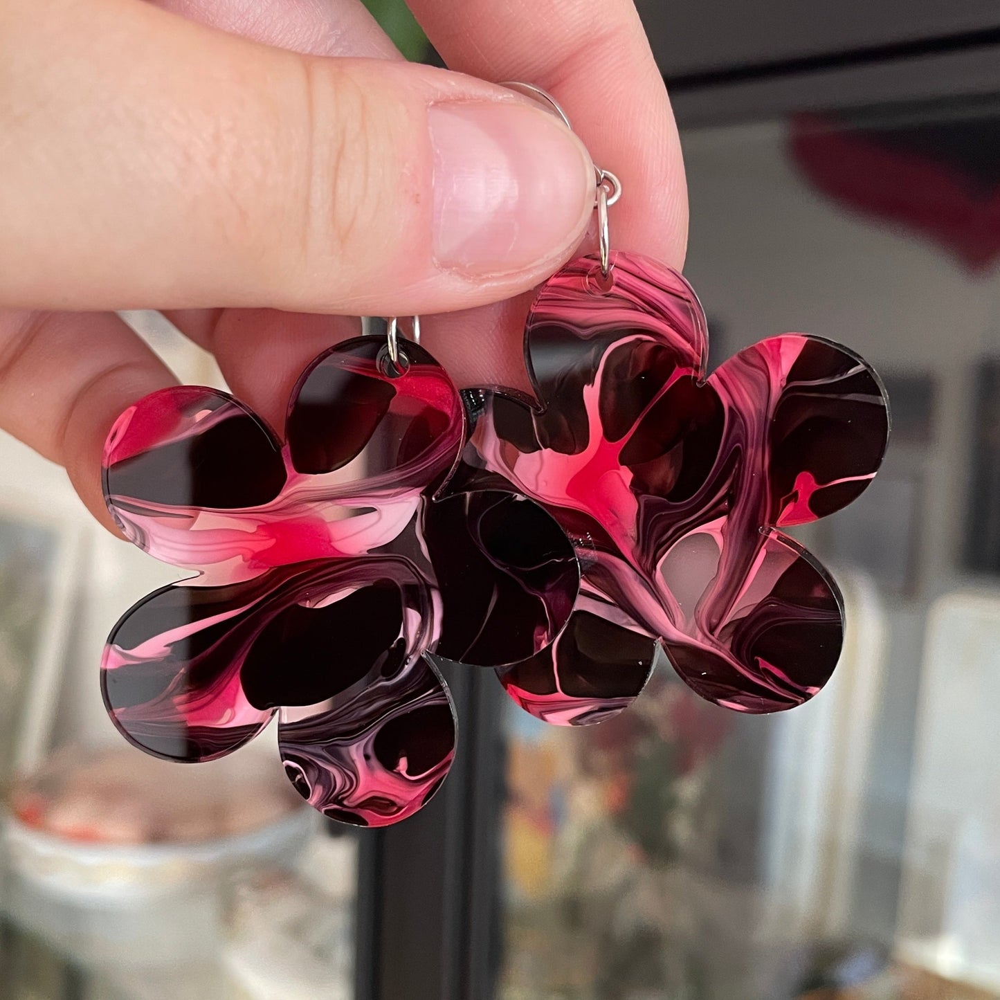 Grandes boucles d'oreilles fleurs pendantes en acrylique marbrée rose, noire, blanche et transparente