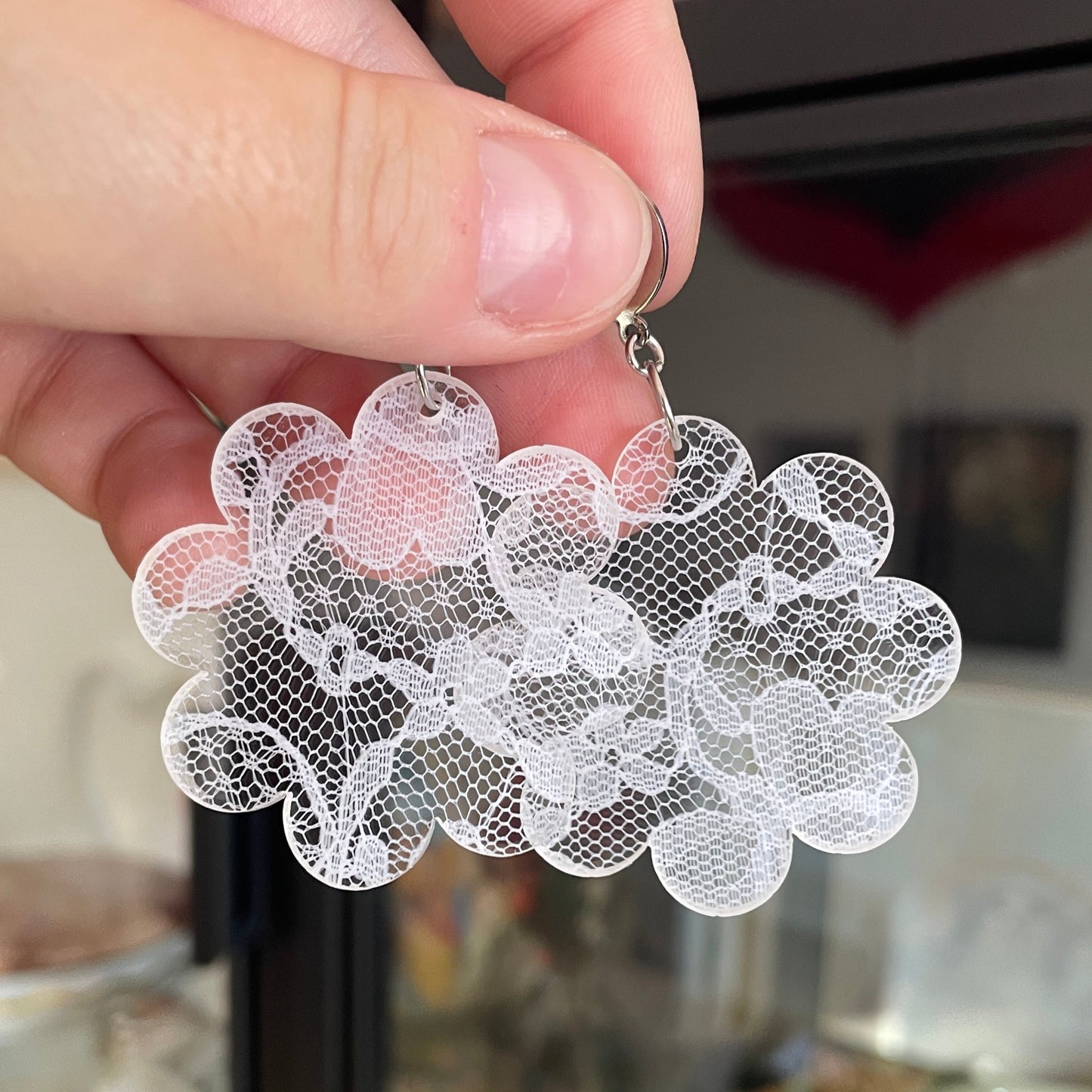 Grandes boucles d'oreilles fleurs pendantes en acrylique japonaise avec de la dentelle blanche