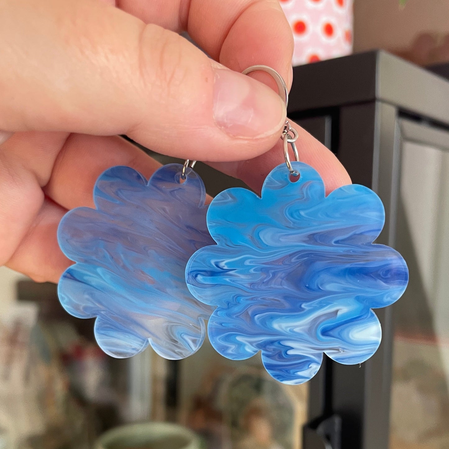 Grandes boucles d'oreilles fleurs pendantes en acrylique marbrée bleue, blanche et transparente