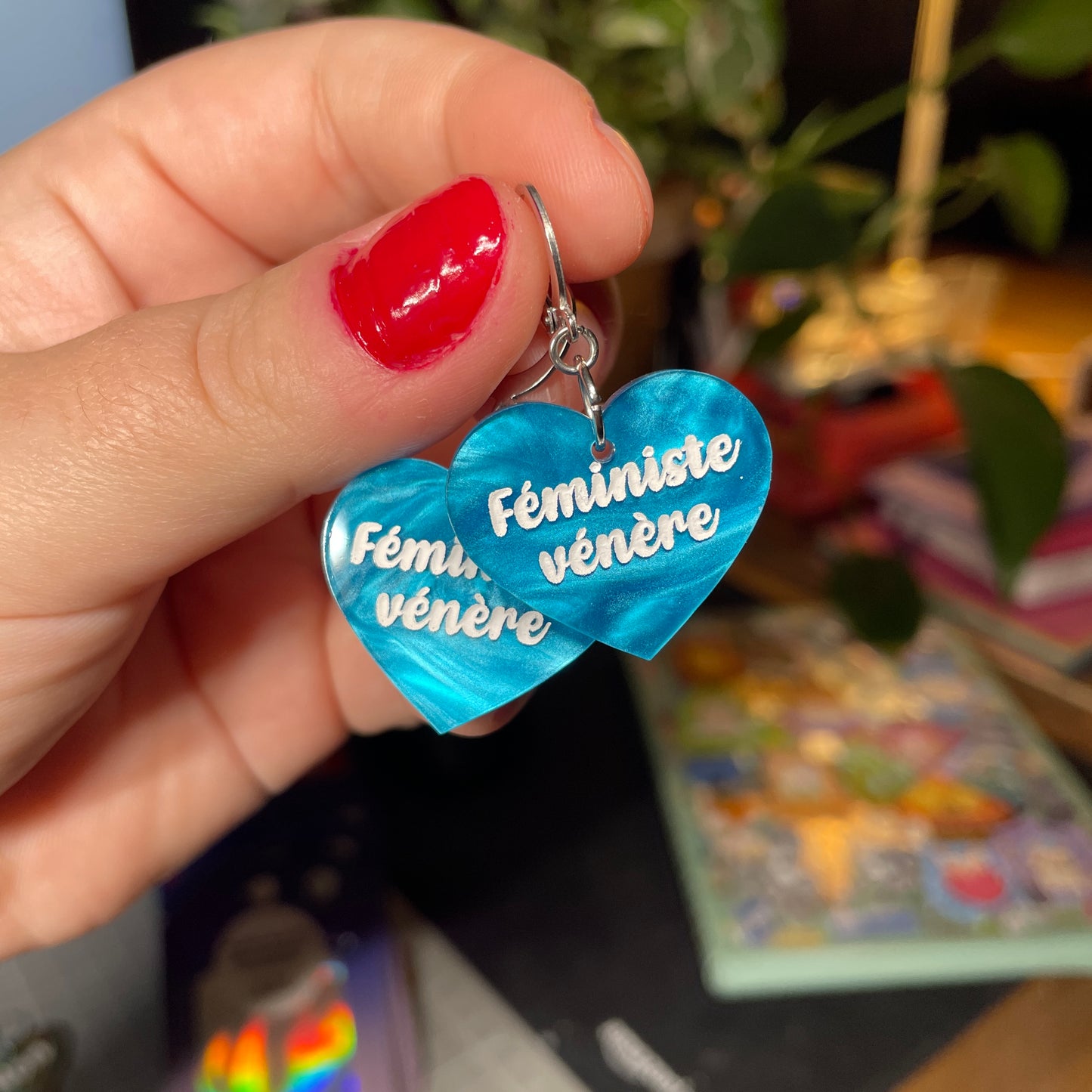 Paire de boucles d'oreilles "Féministe vénère" en acrylique marbrée bleue