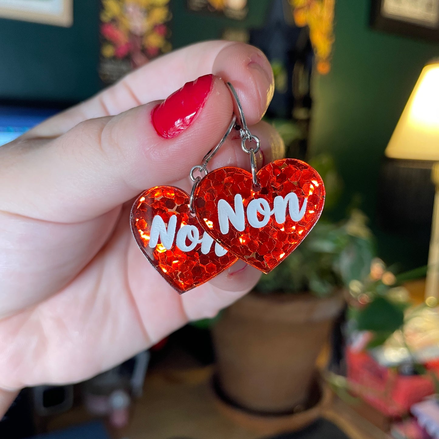 Paire de boucles d'oreilles "Non" en acrylique semi transparente avec des confettis rouges