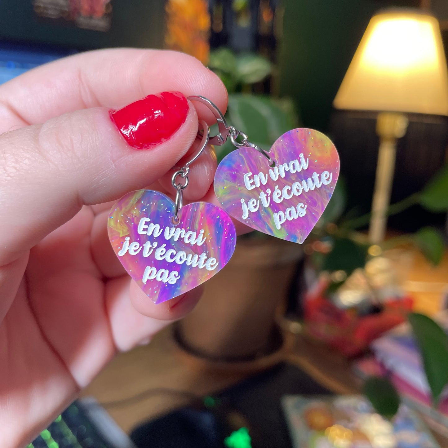 Paire de boucles d'oreilles "En vrai je t'écoute pas" en acrylique semi transparente marbrée multicolore