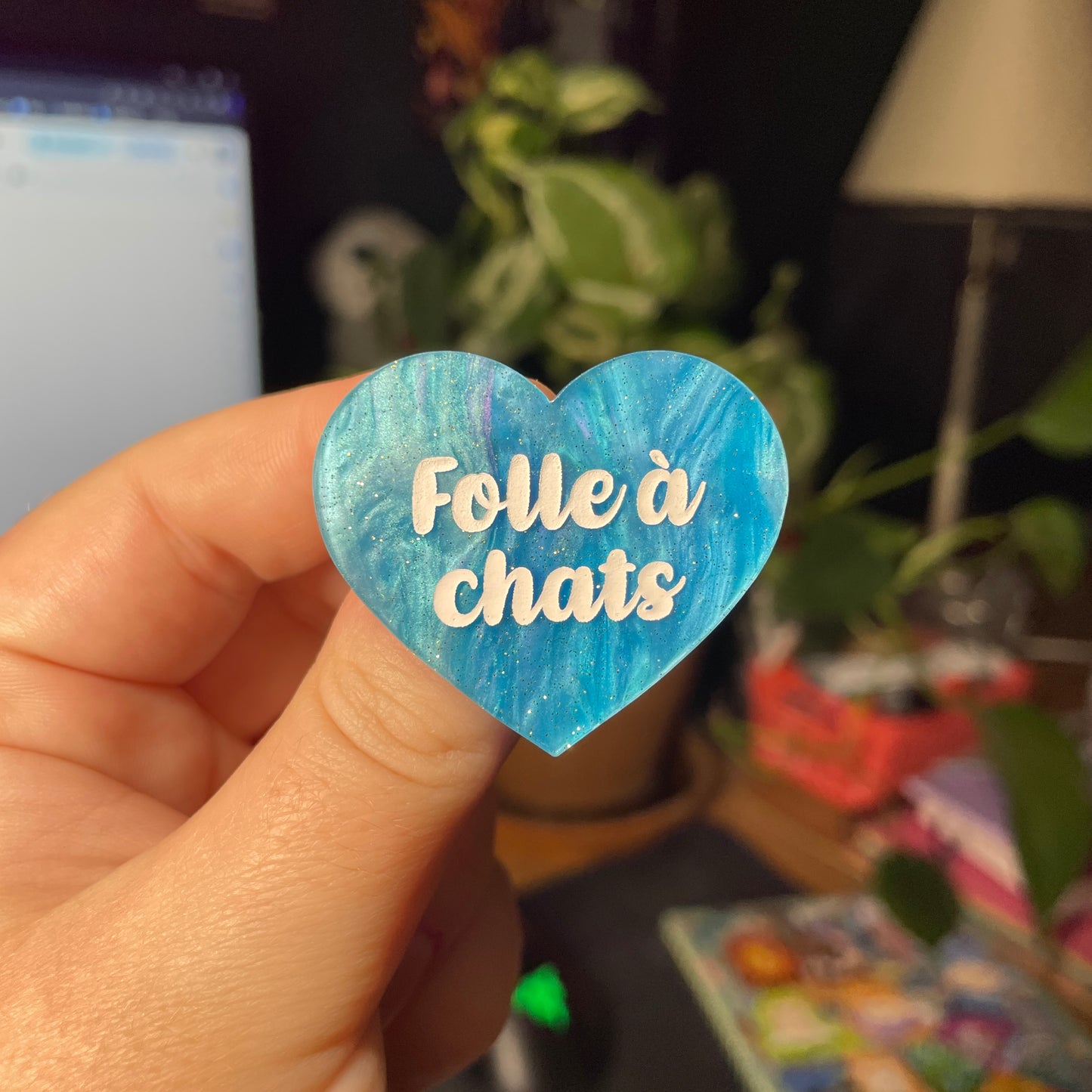 Broche "Folle à chats" en acrylique marbrée bleue à paillettes