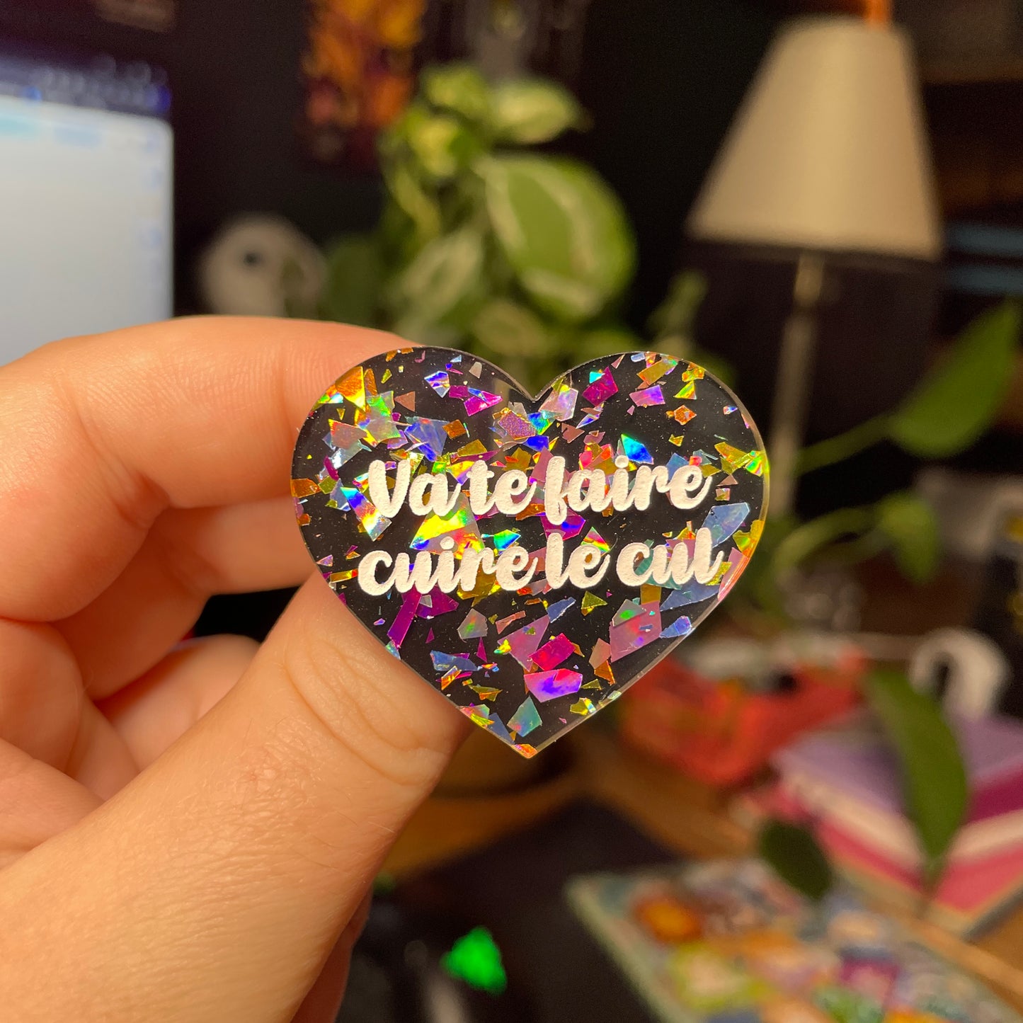 Broche "Va te faire cuire le cul" en acrylique noire avec des éclats de confettis multicolores