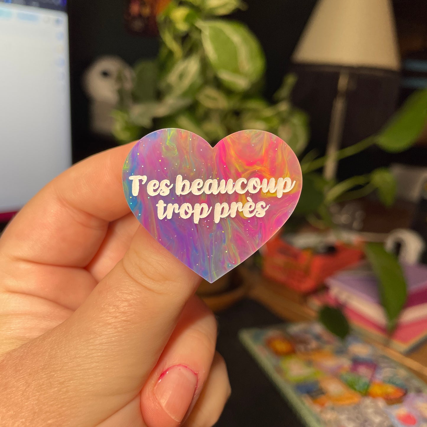 Broche "T'es beaucoup trop près" en acrylique semi transparente marbrée multicolore