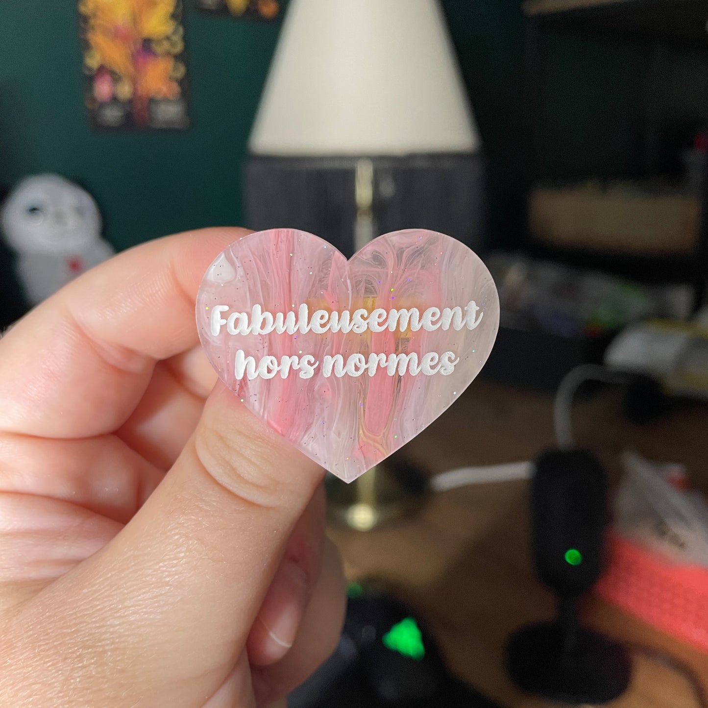 Broche "Fabuleusement hors normes" en acrylique semi transparente marbrée rose et blanche à paillettes