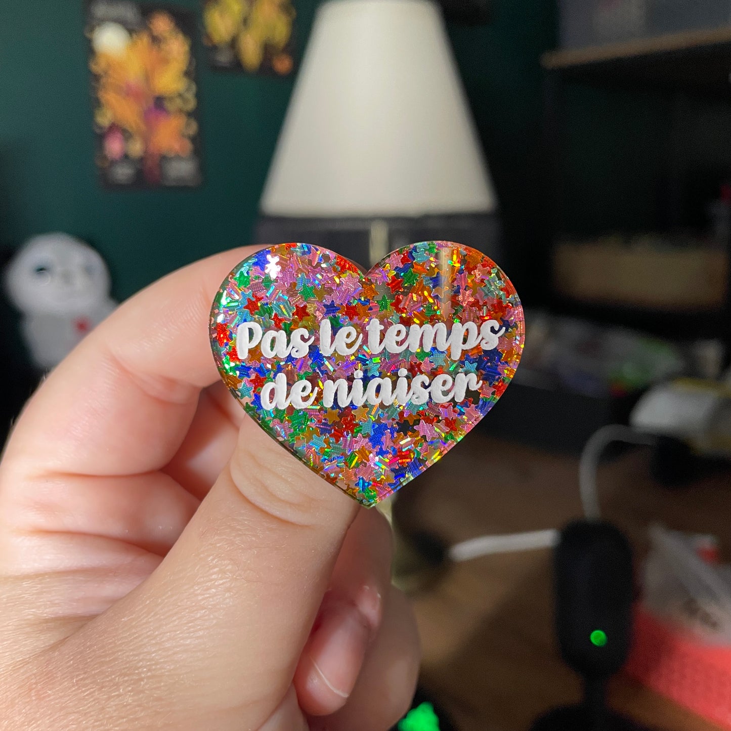 Broche "Pas le temps de niaiser" en acrylique semi transparente avec des étoiles multicolores