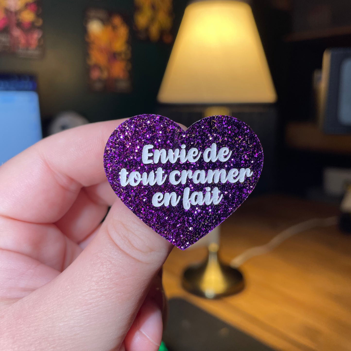 Broche "Envie de tout cramer en fait" en acrylique à paillettes violettes
