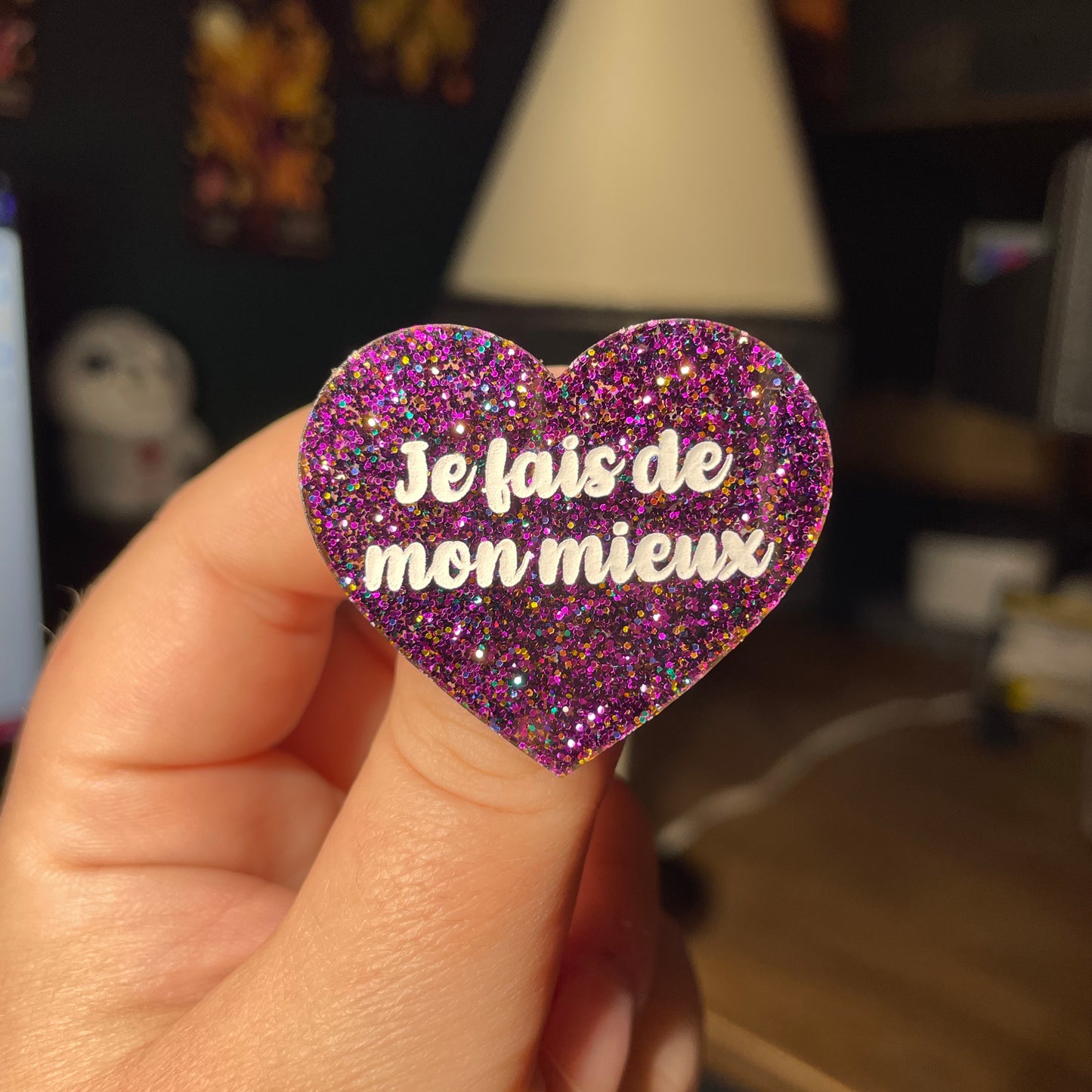 Broche "Je fais de mon mieux" en acrylique à paillettes violettes