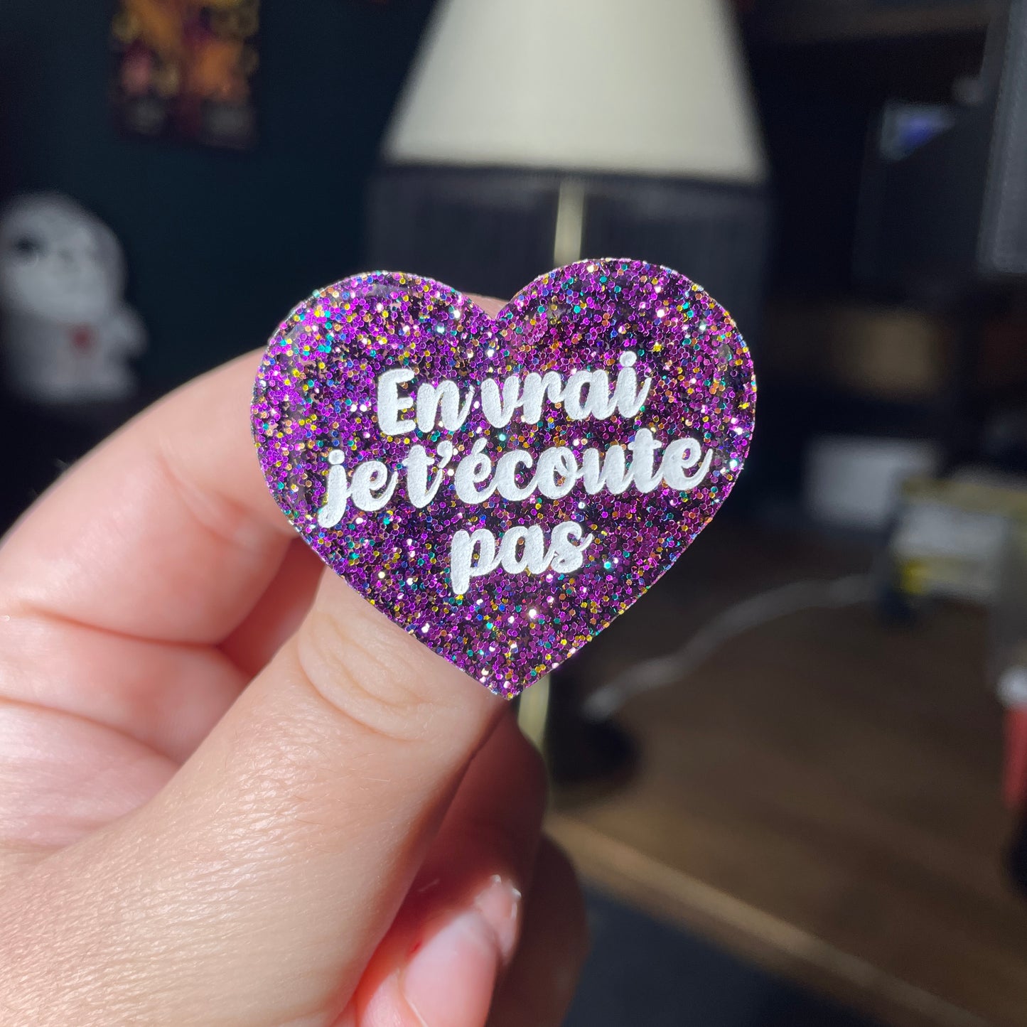 Broche "En vrai je t'écoute pas" en acrylique à paillettes violettes