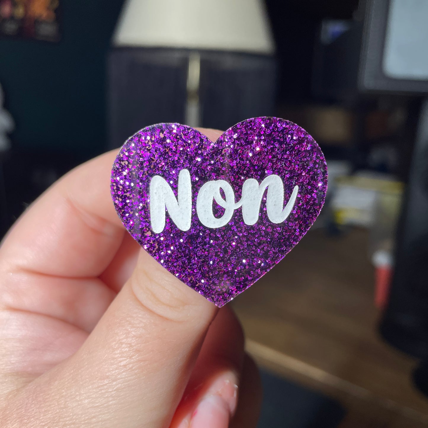 Broche "Non" en acrylique à paillettes violettes