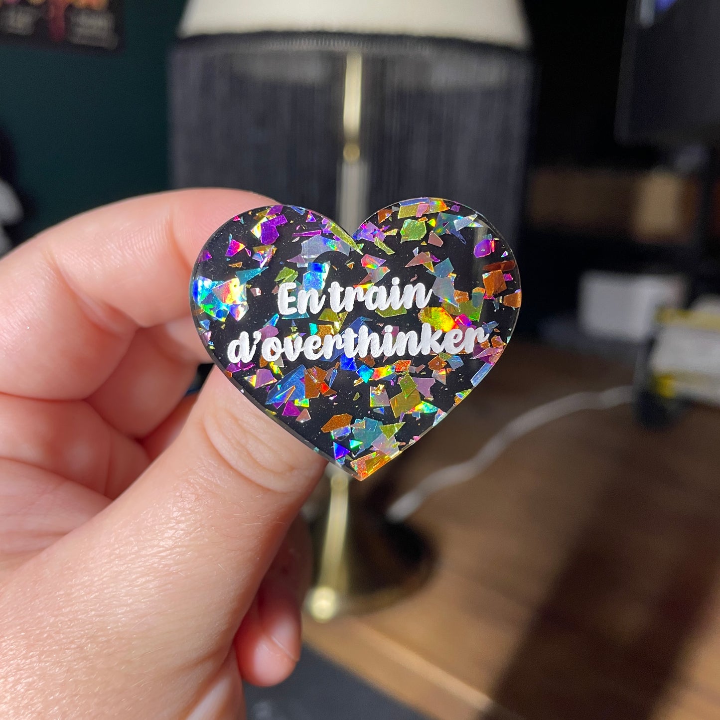 Broche "En train d'overthinker" en acrylique noire avec des éclats de confettis multicolores