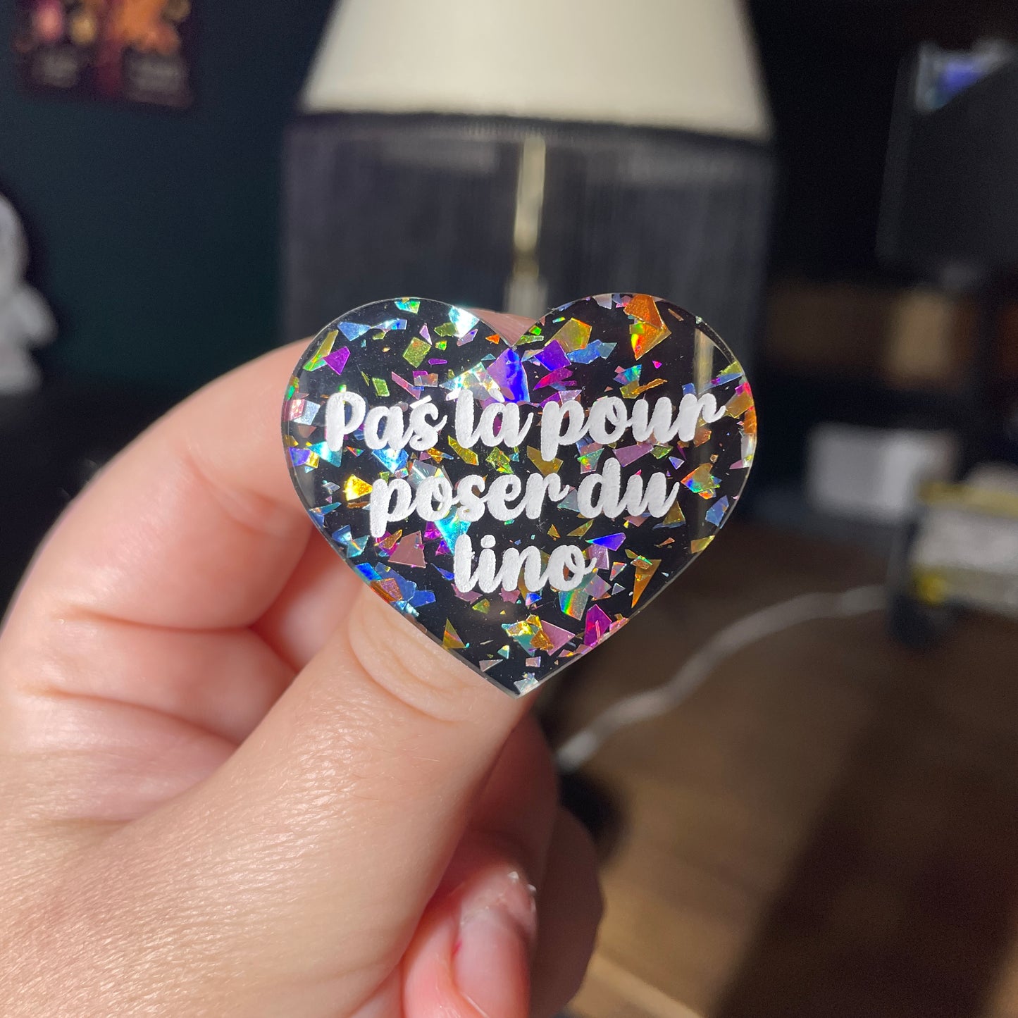 Broche "Pas là pour poser du lino" en acrylique noire avec des éclats de confettis multicolores