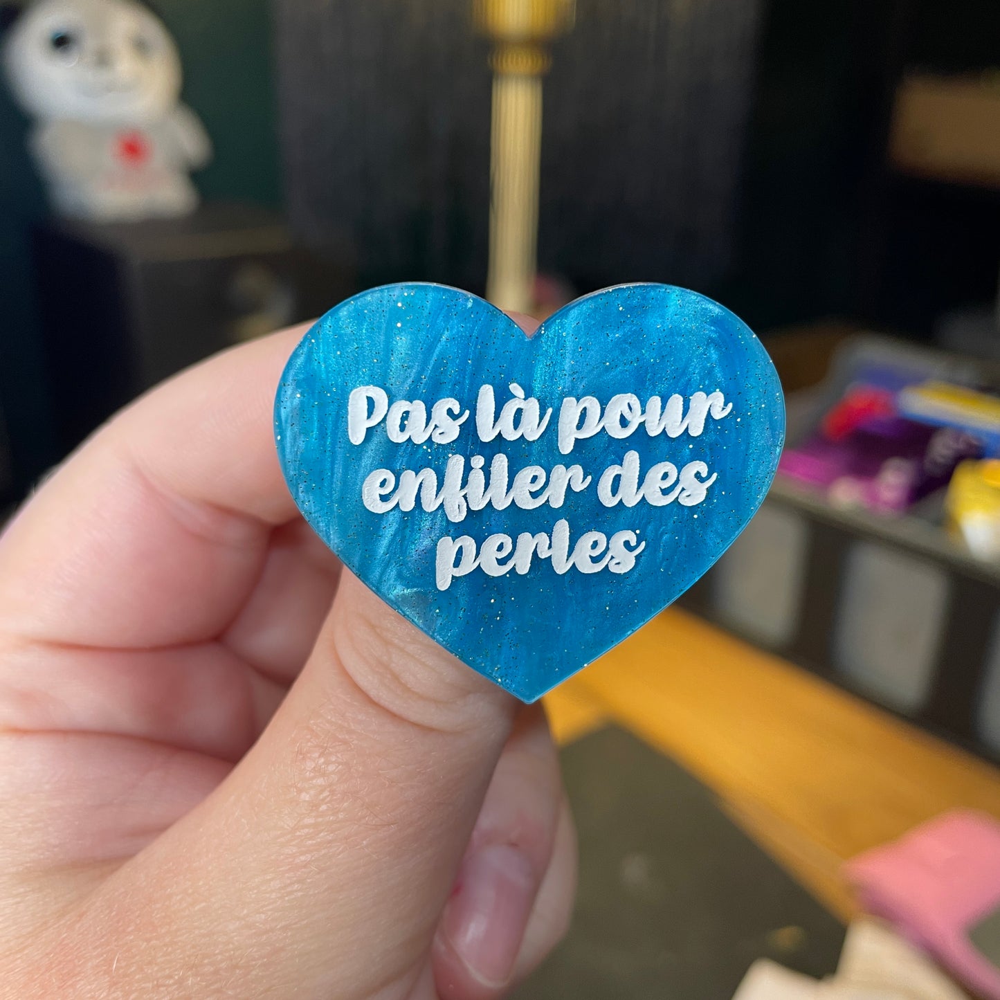 Broche "Pas là pour enfiler des perles" en acrylique marbrée bleue à paillettes