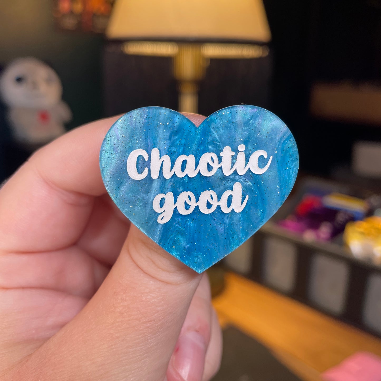 Broche "Chaotic good" en acrylique marbrée bleue à paillettes