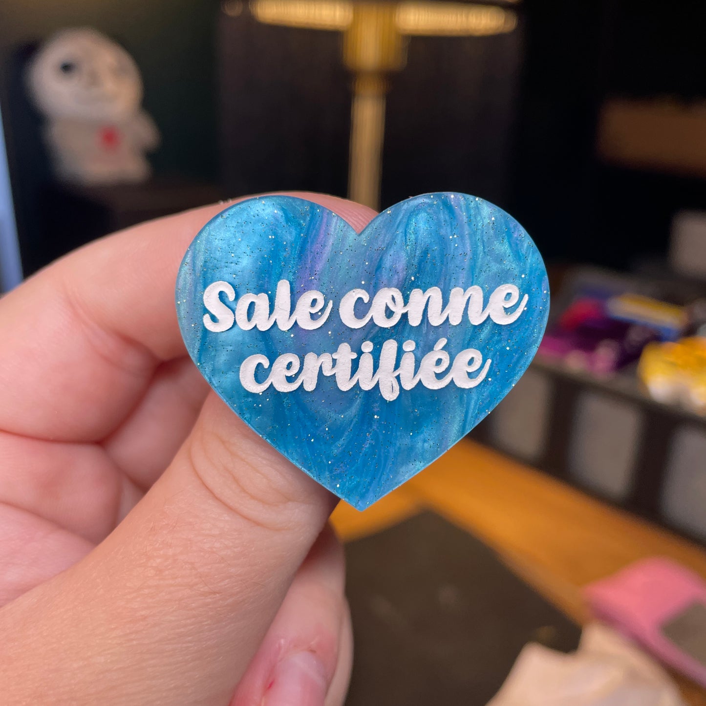 Broche "Sale conne certifiée" en acrylique marbrée bleue à paillettes