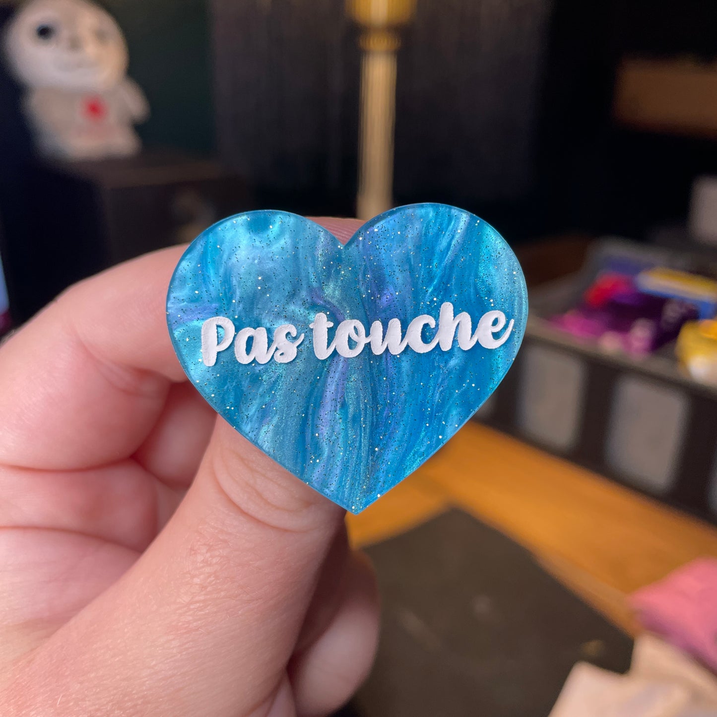 Broche "Pas touche" en acrylique marbrée bleue à paillettes