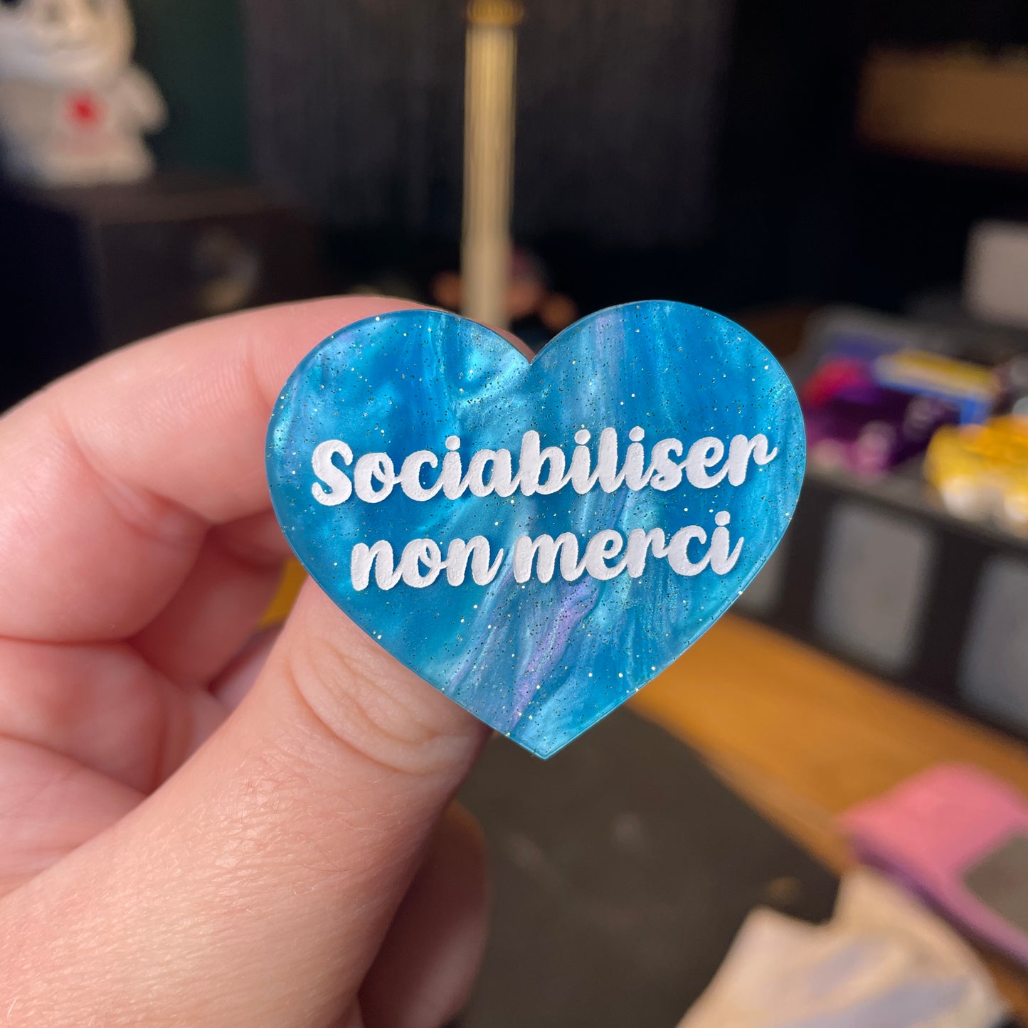 Broche "Sociabiliser non merci" en acrylique marbrée bleue à paillettes