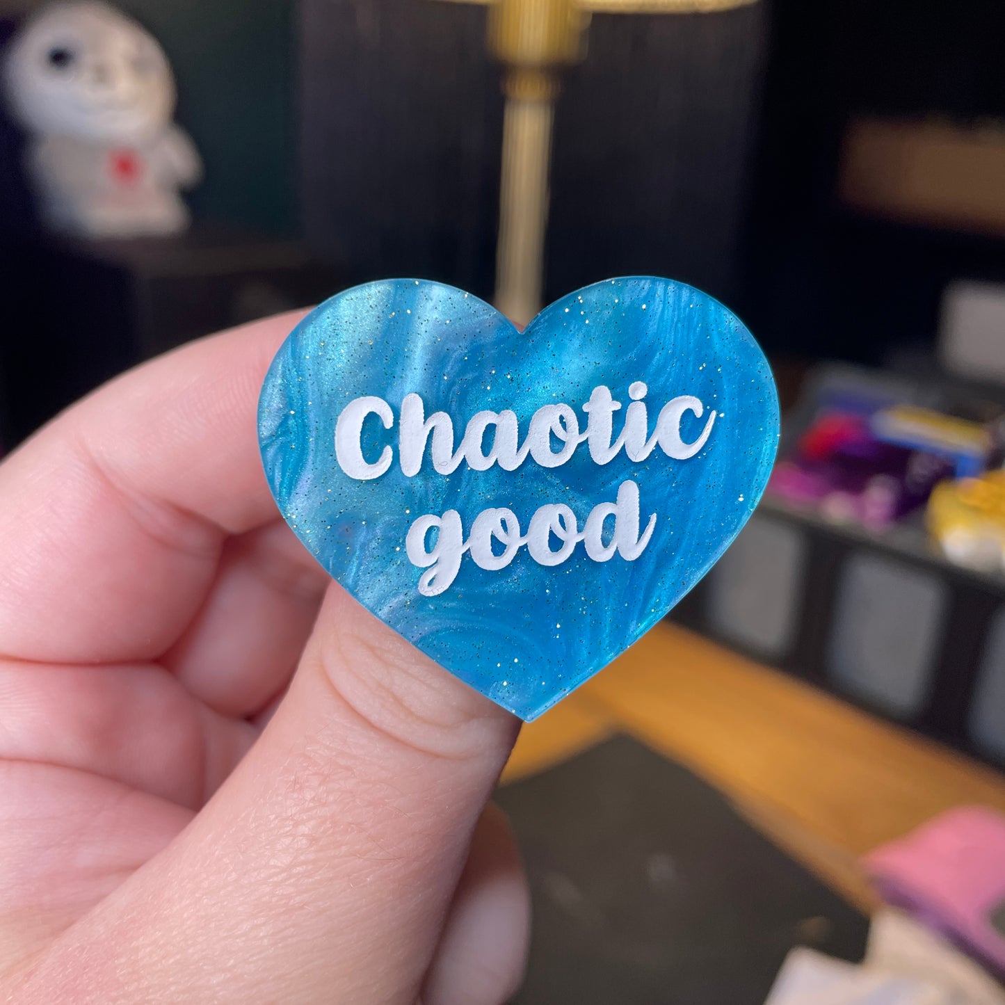 Broche "Chaotic good" en acrylique marbrée bleue à paillettes
