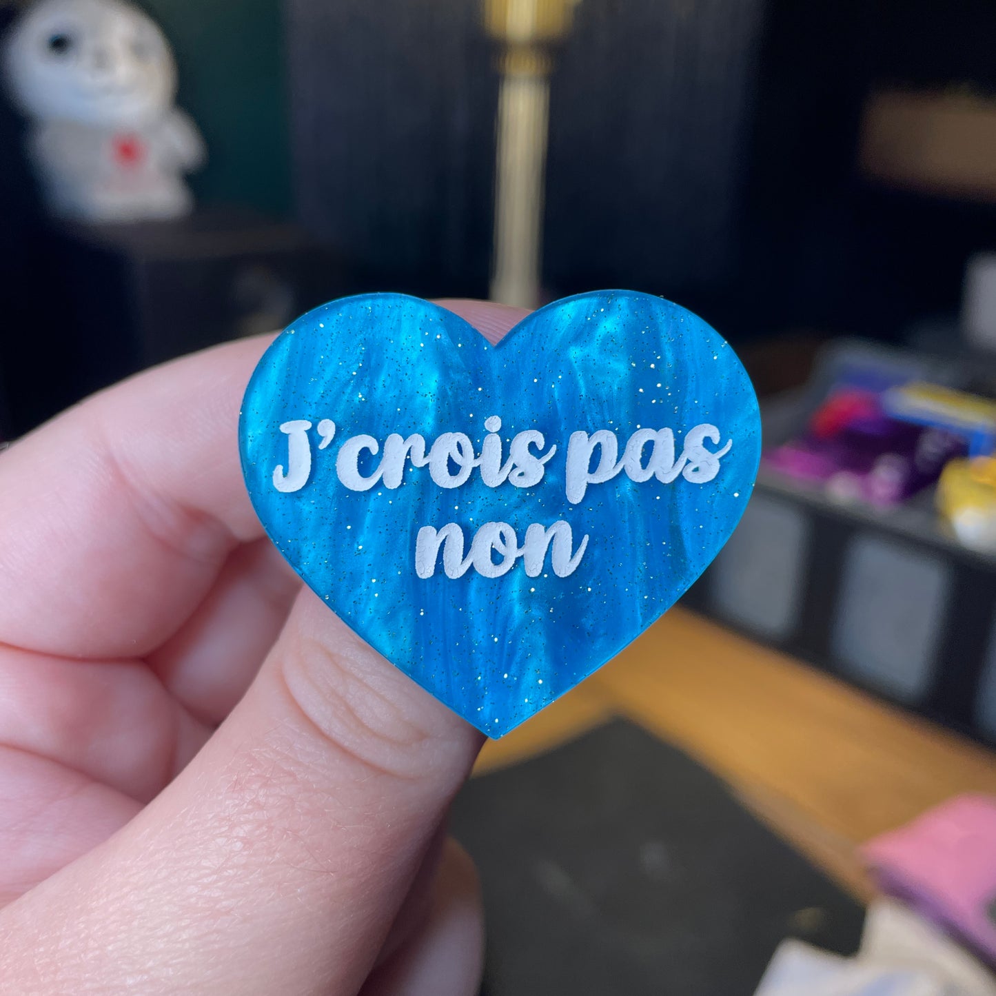 Broche "J'crois pas non" en acrylique marbrée bleue à paillettes