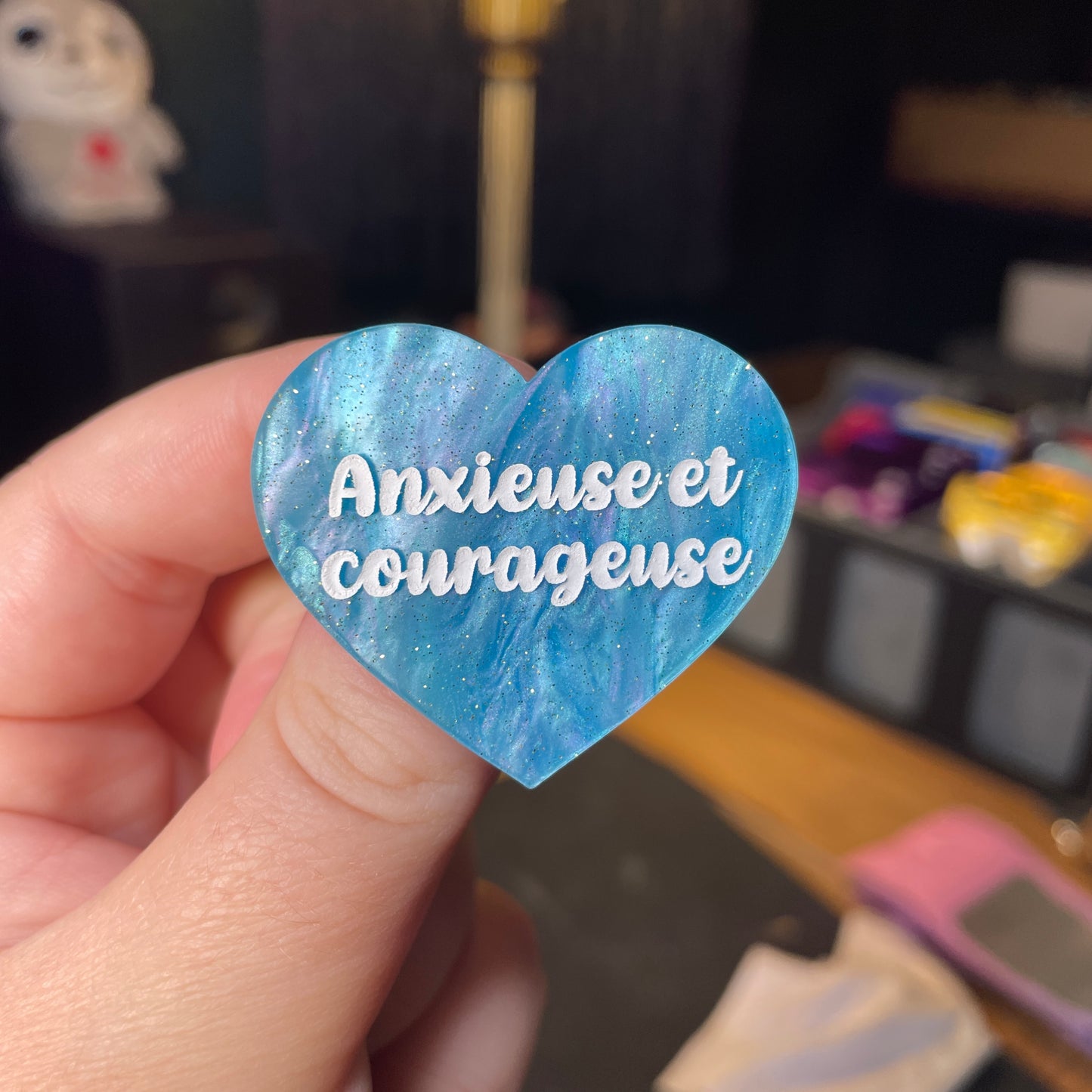 Broche "Anxieuse et courageuse" en acrylique marbrée bleue à paillettes