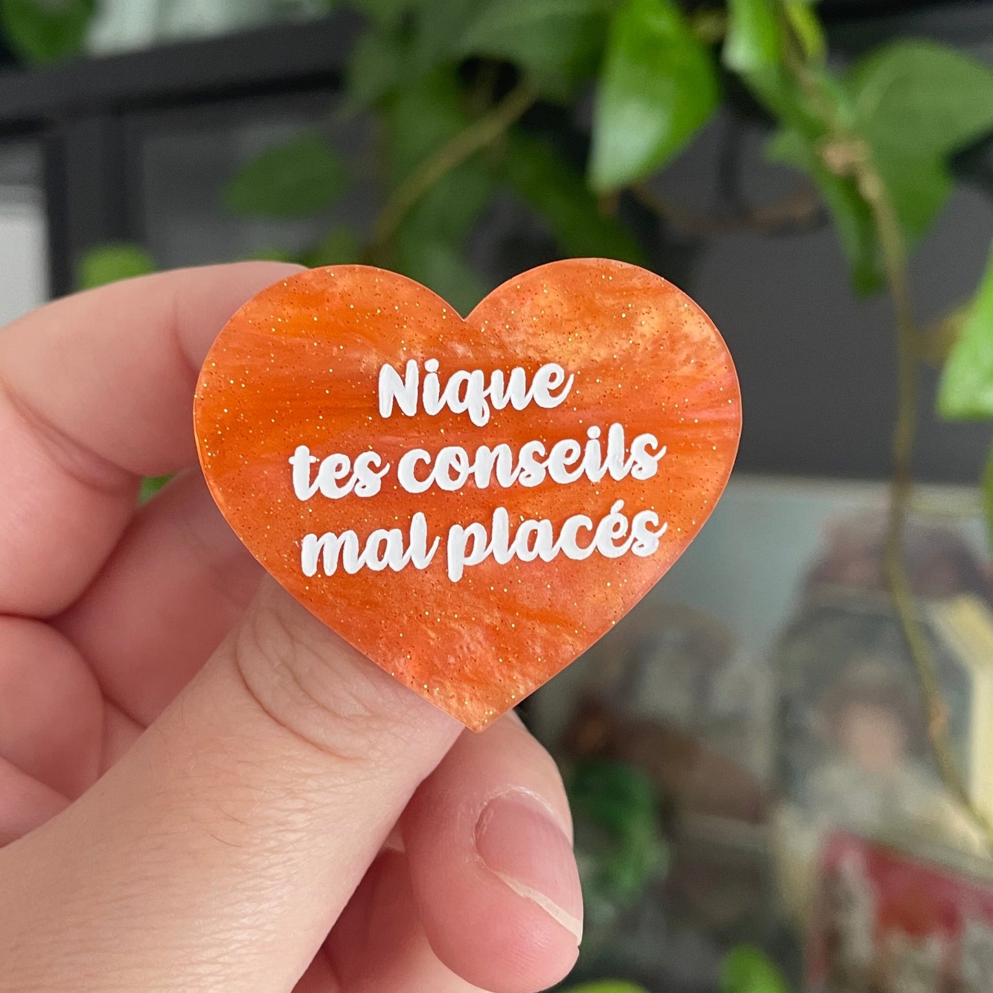 Broche "Nique tes conseils mal placés" en acrylique marbrée orange à paillettes