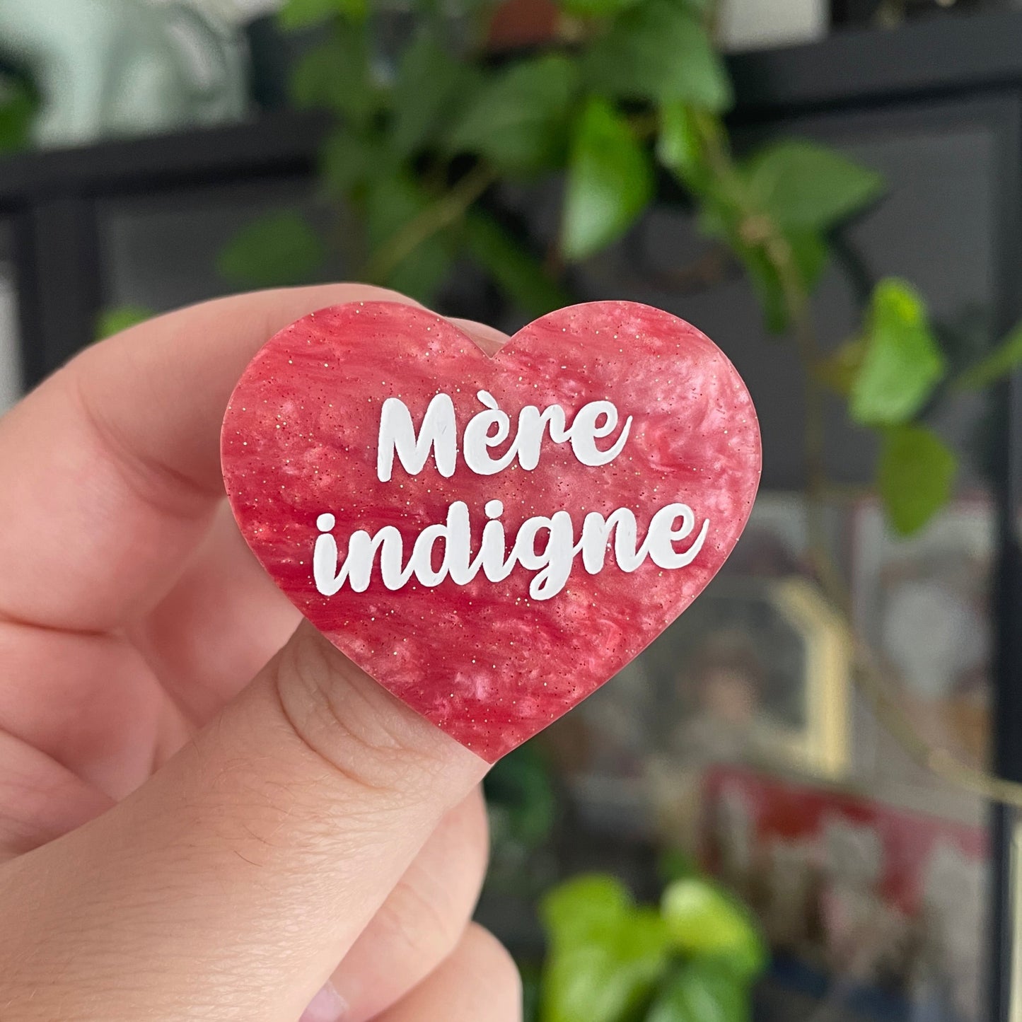 Broche "Mère indigne" en acrylique marbrée rose à pailettes