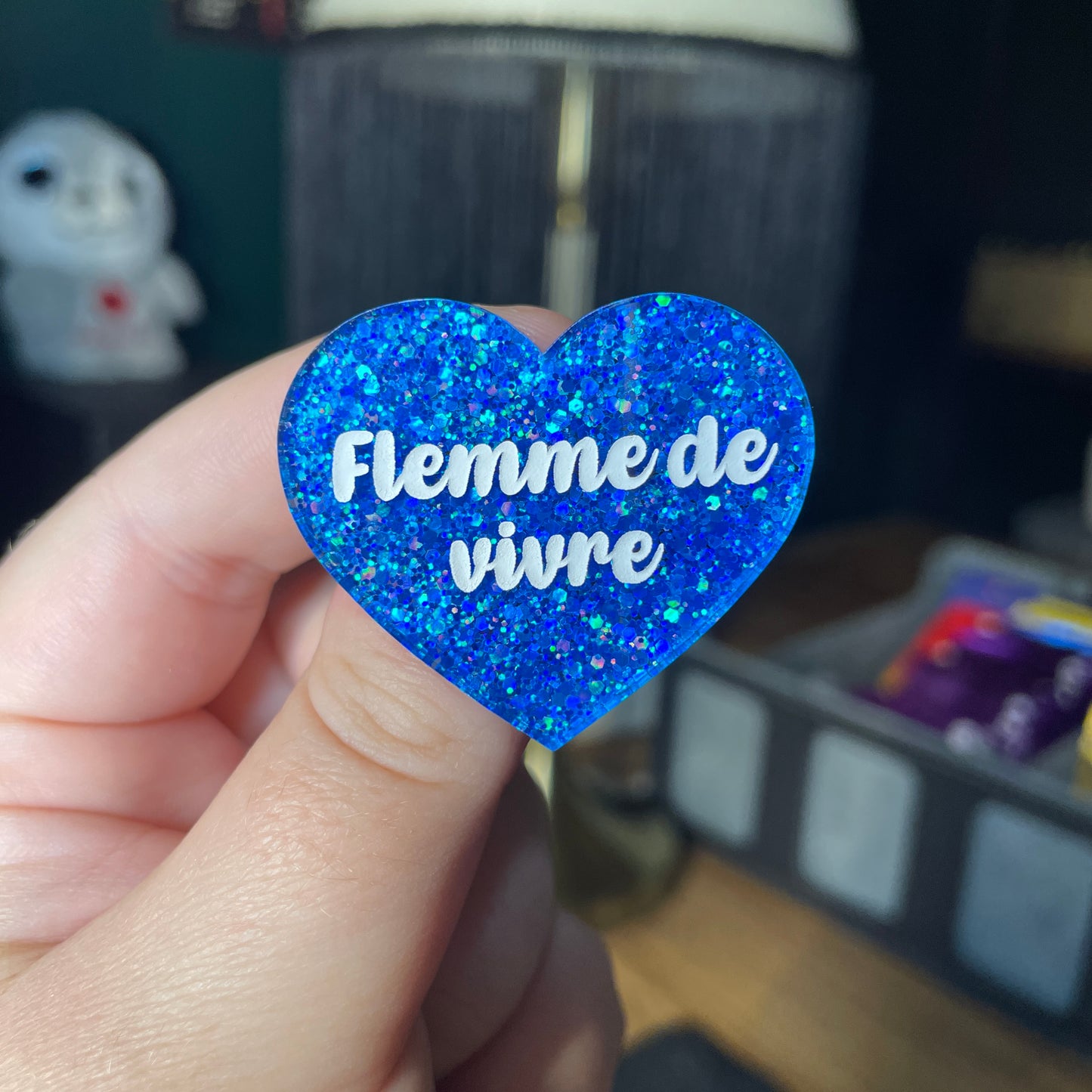 Broche "Flemme de vivre" en acrylique à paillettes bleues